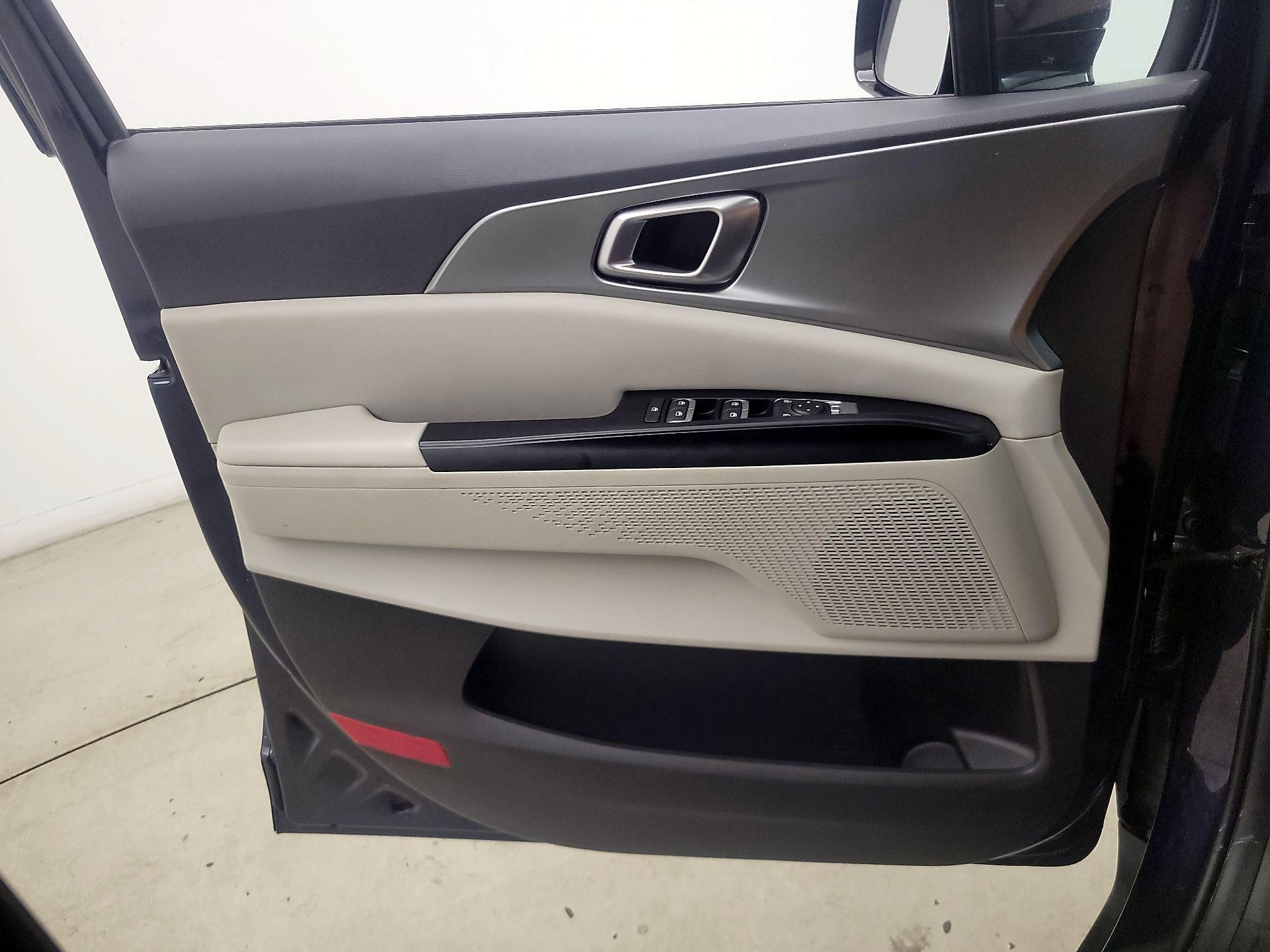 Thumbnail: 2022 Kia Carnival - 12