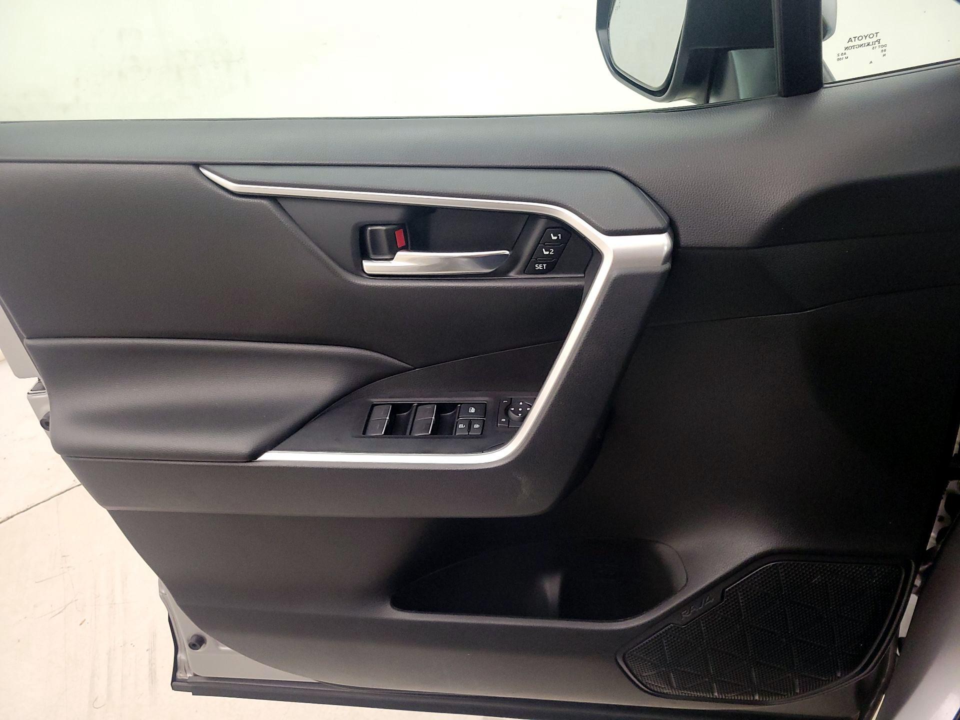 Thumbnail: 2022 Toyota RAV4 - 12
