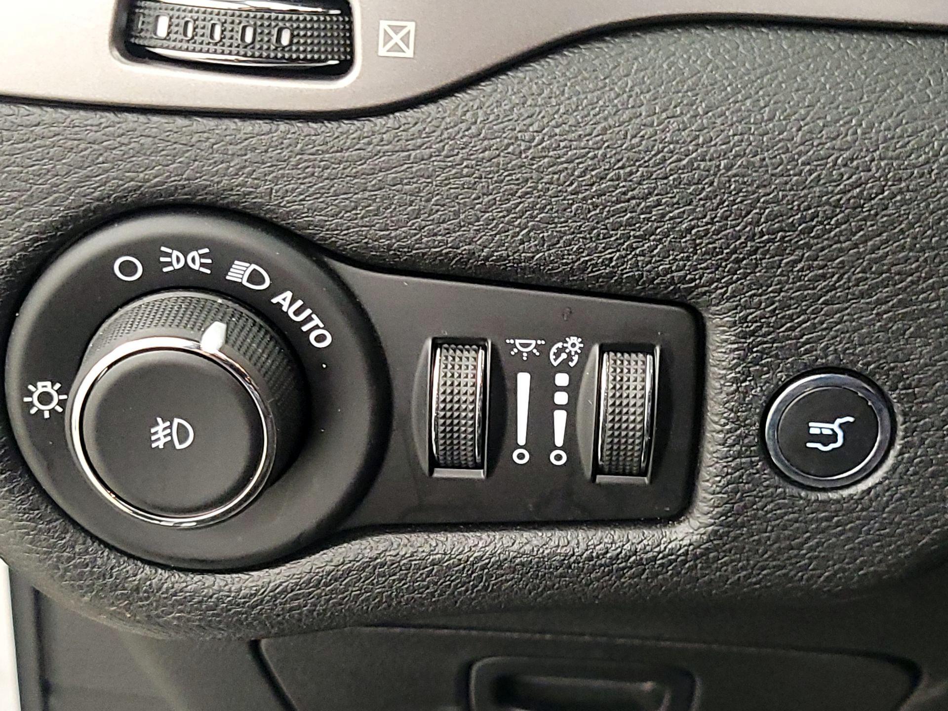 Thumbnail: 2019 Jeep Cherokee - 13