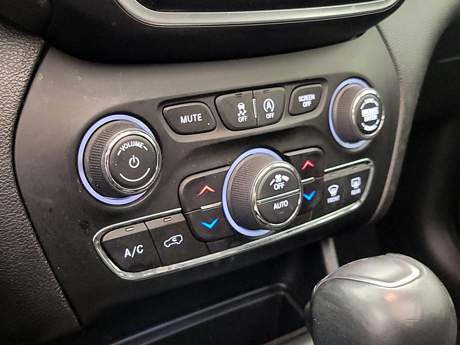 Thumbnail: 2019 Jeep Cherokee - 16