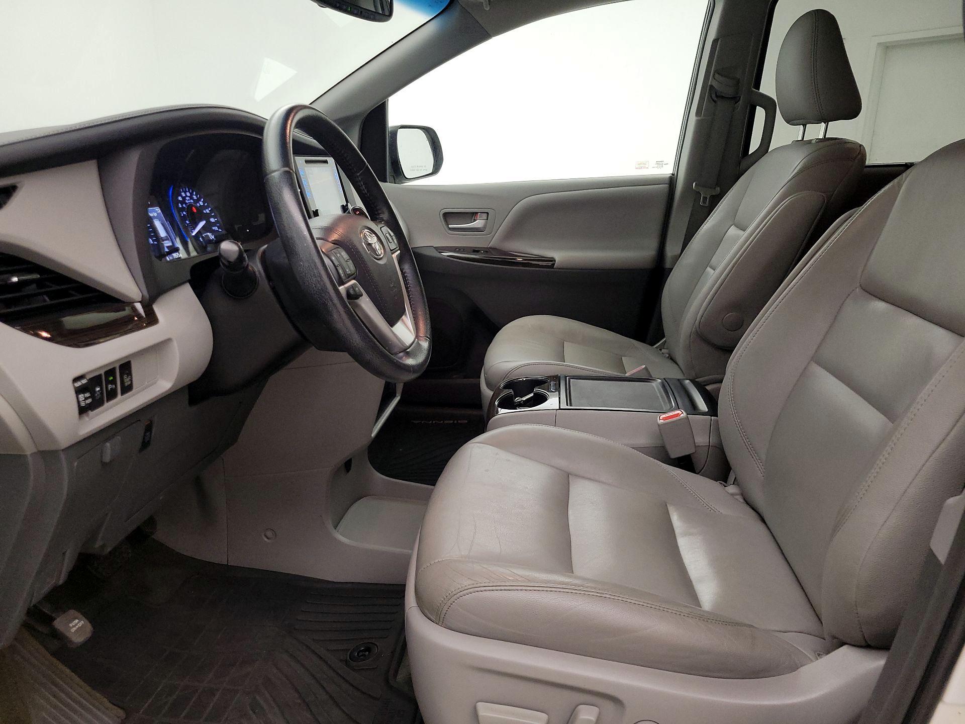 Thumbnail: 2015 Toyota Sienna - 11