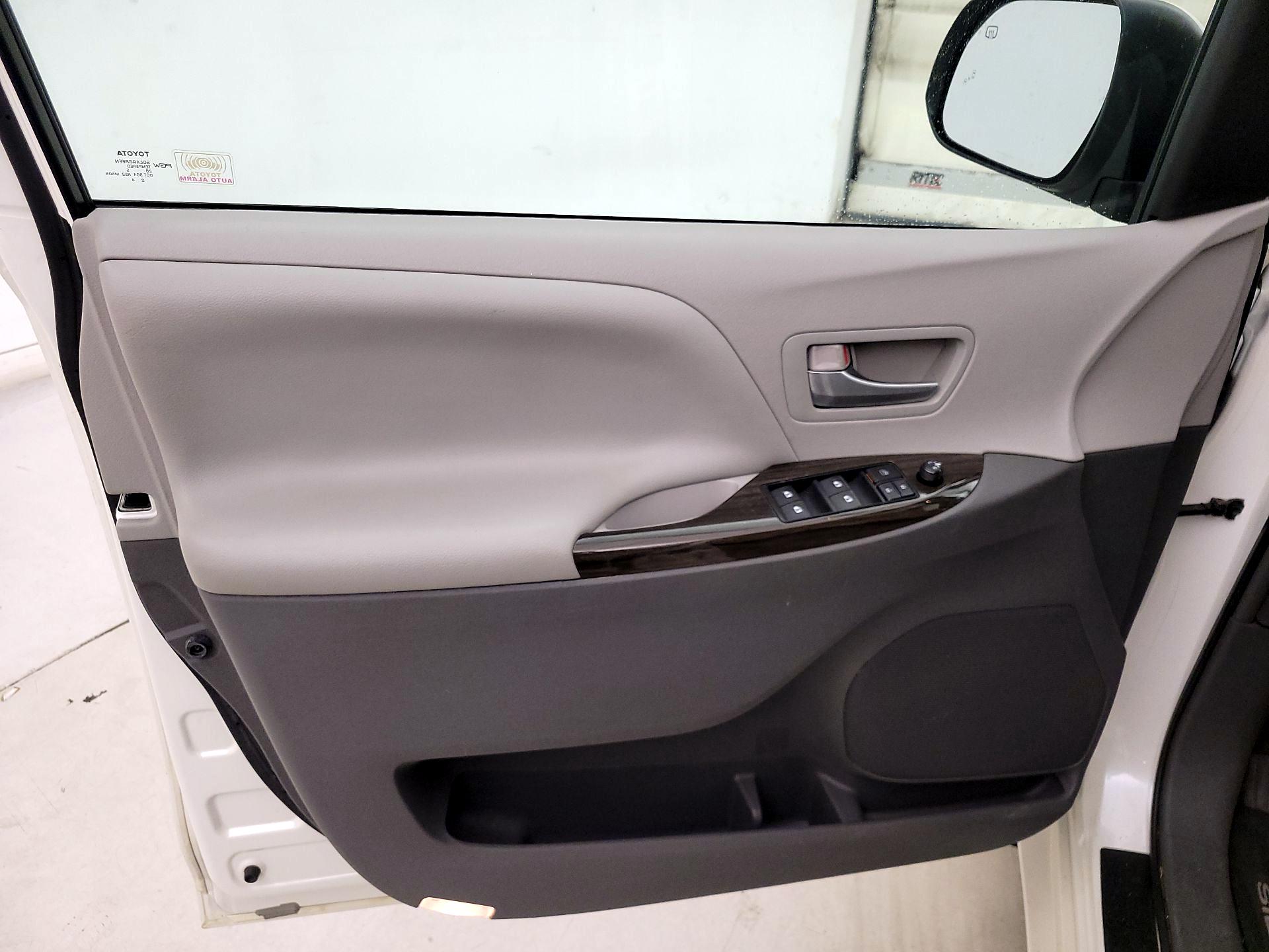 Thumbnail: 2015 Toyota Sienna - 12