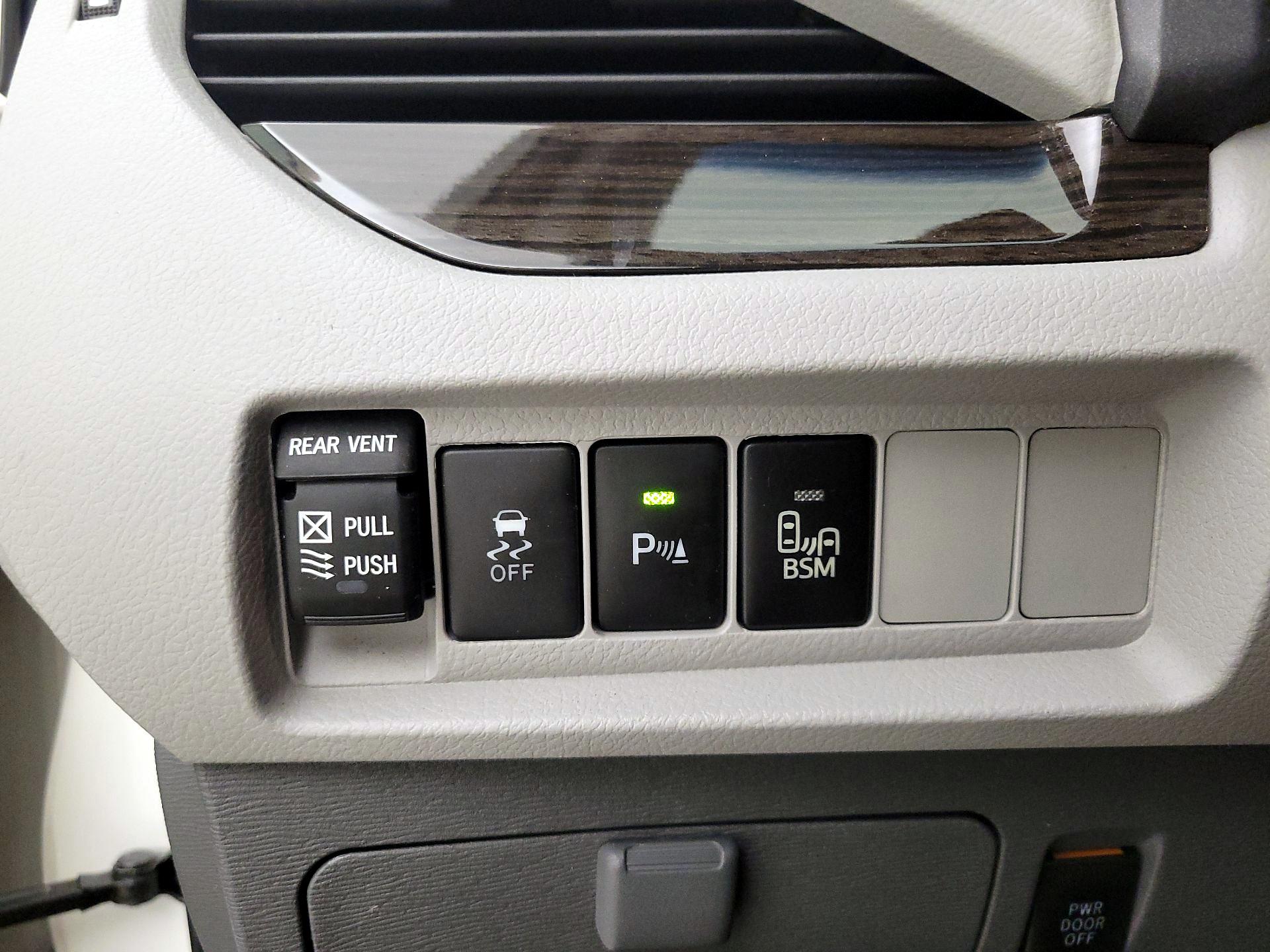Thumbnail: 2015 Toyota Sienna - 13