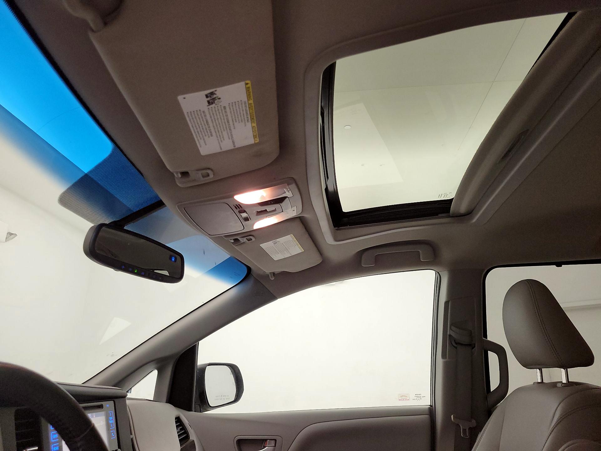 Thumbnail: 2015 Toyota Sienna - 20