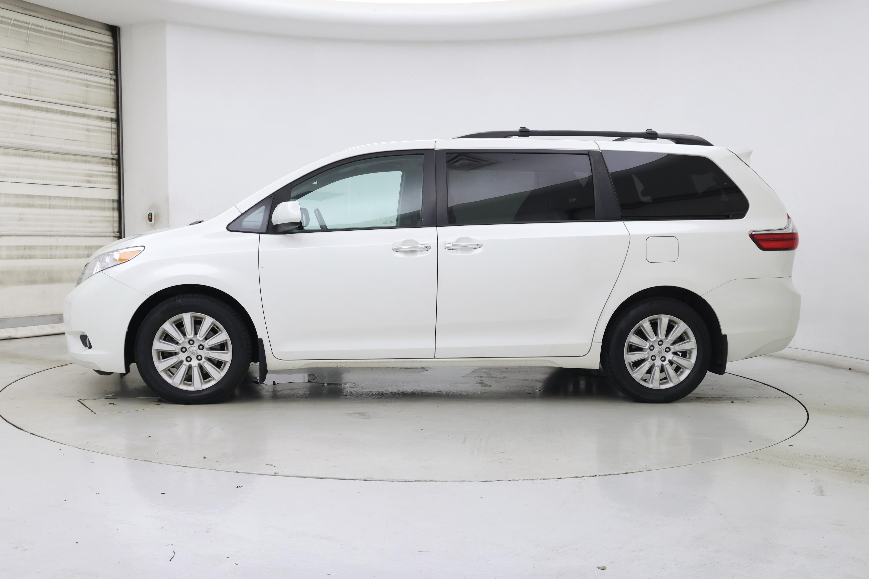 Thumbnail: 2015 Toyota Sienna - 3