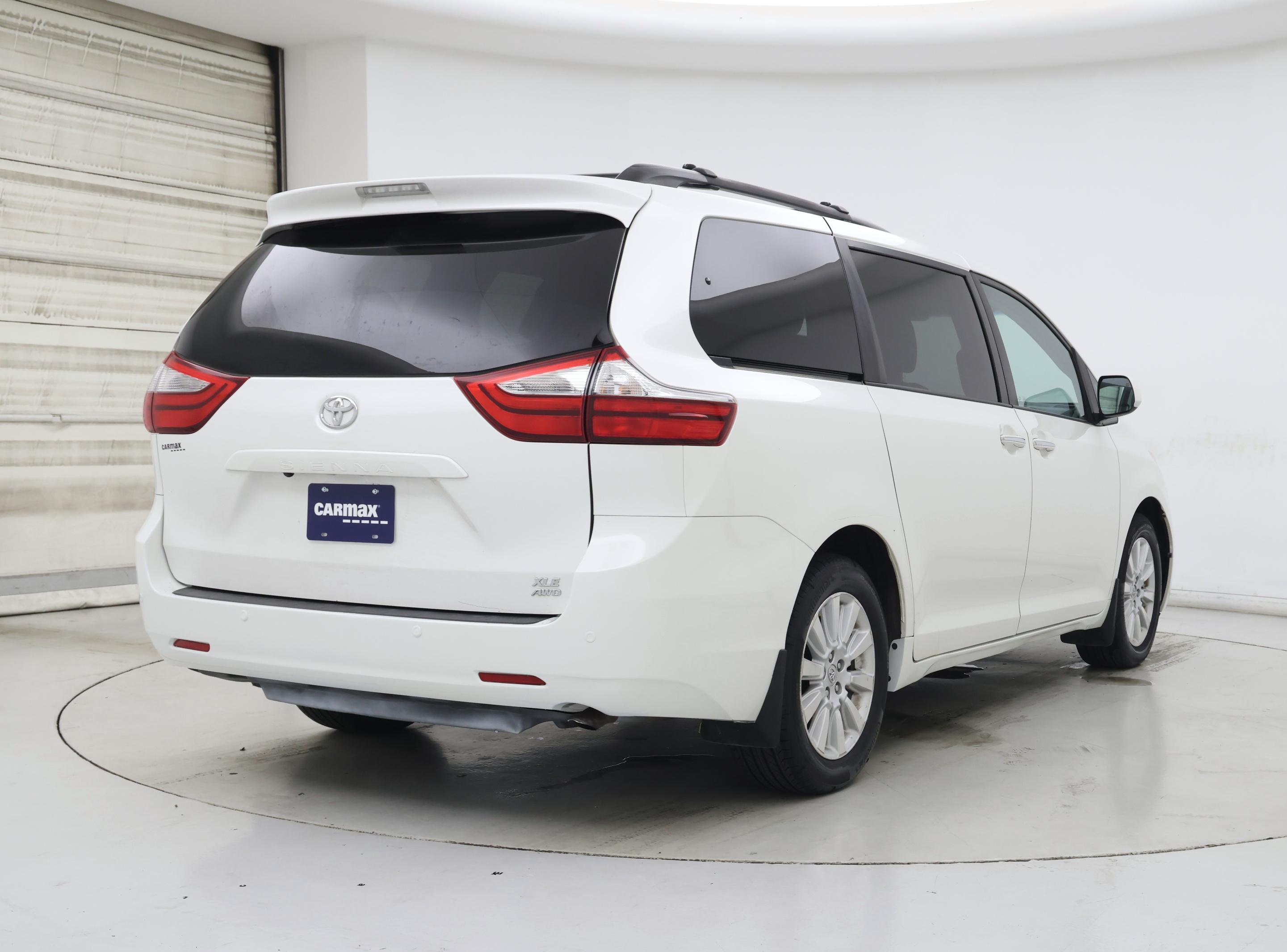 Thumbnail: 2015 Toyota Sienna - 8