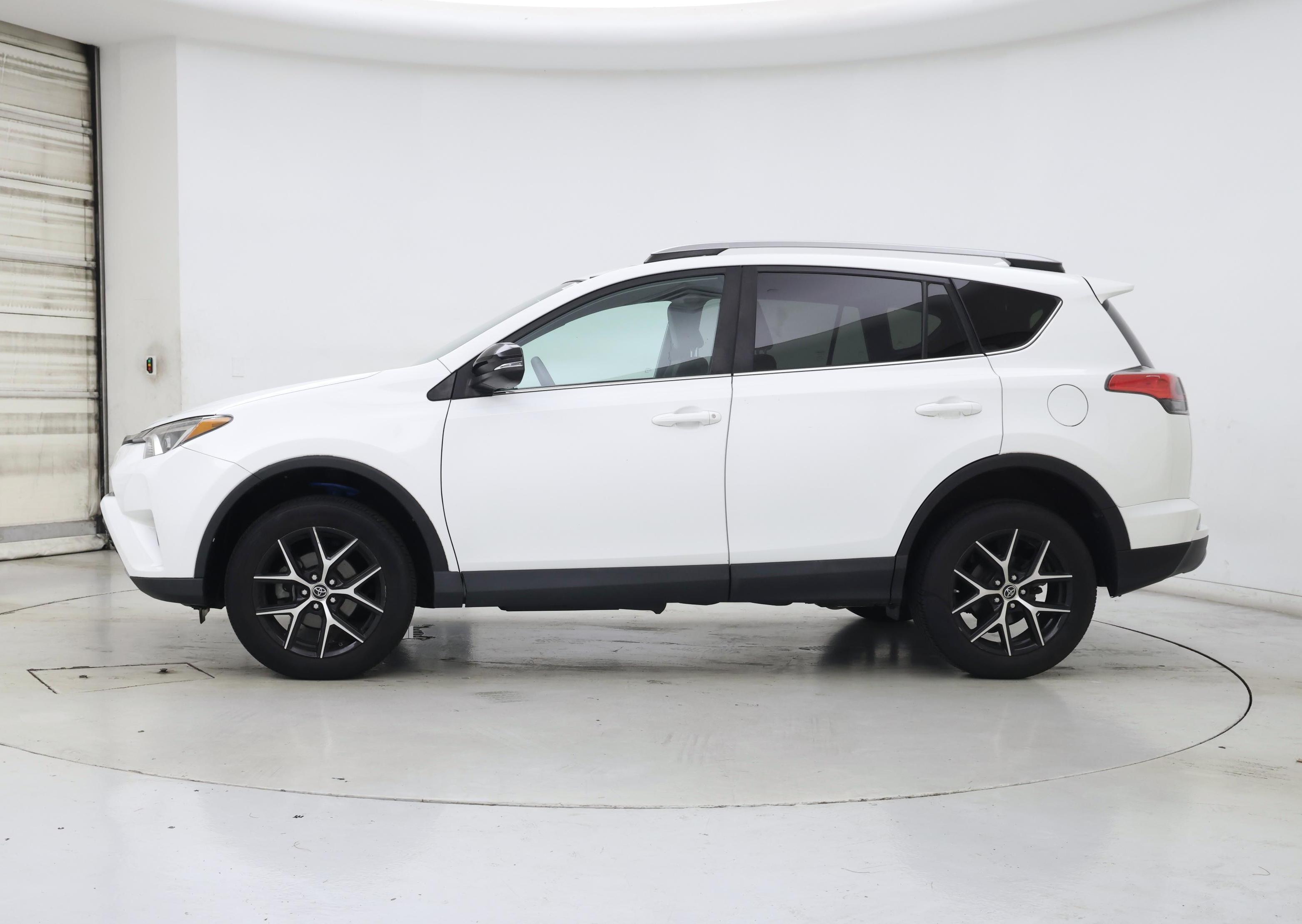 Thumbnail: 2018 Toyota RAV4 - 3