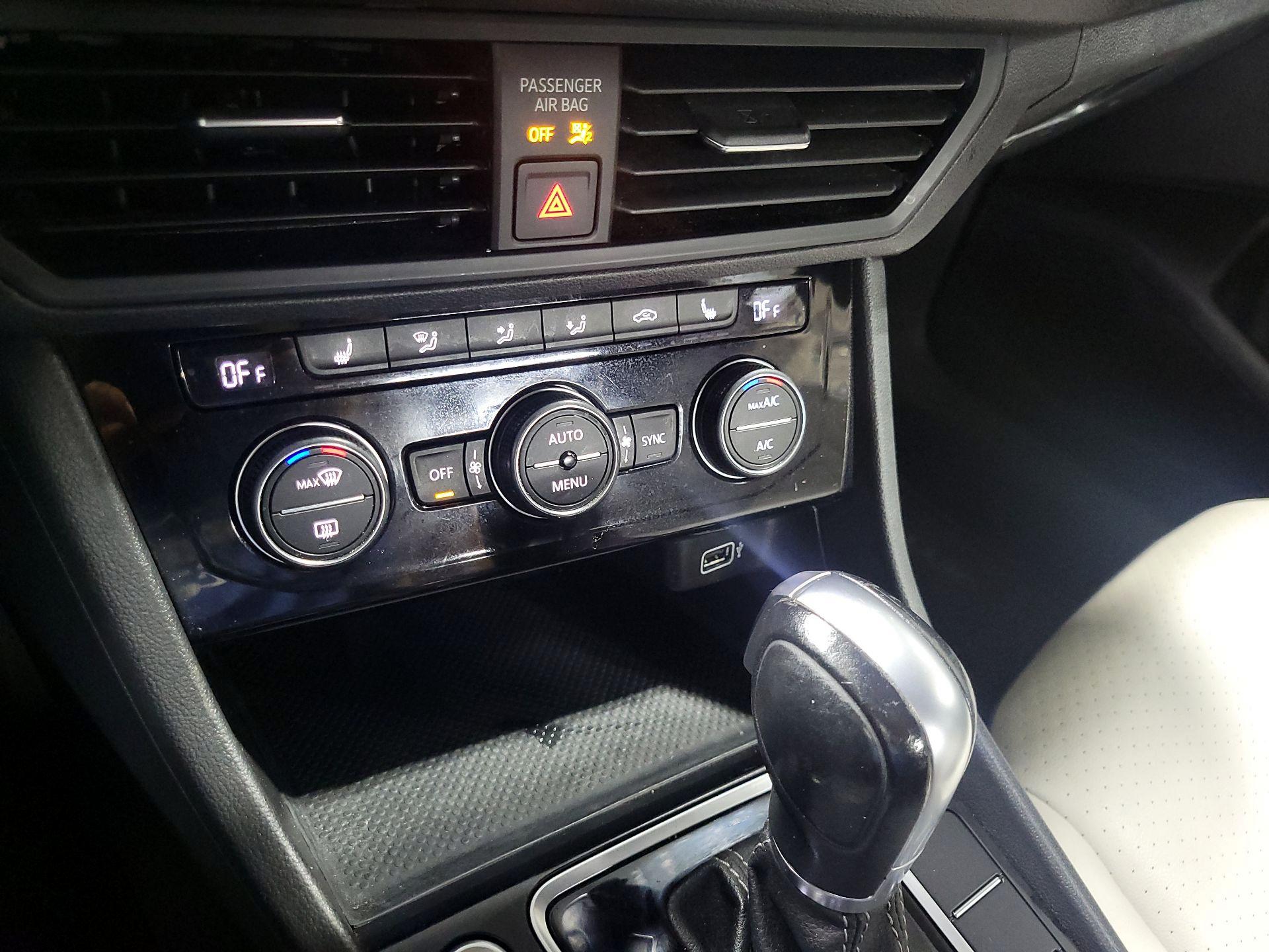 Thumbnail: 2019 Volkswagen Jetta - 16