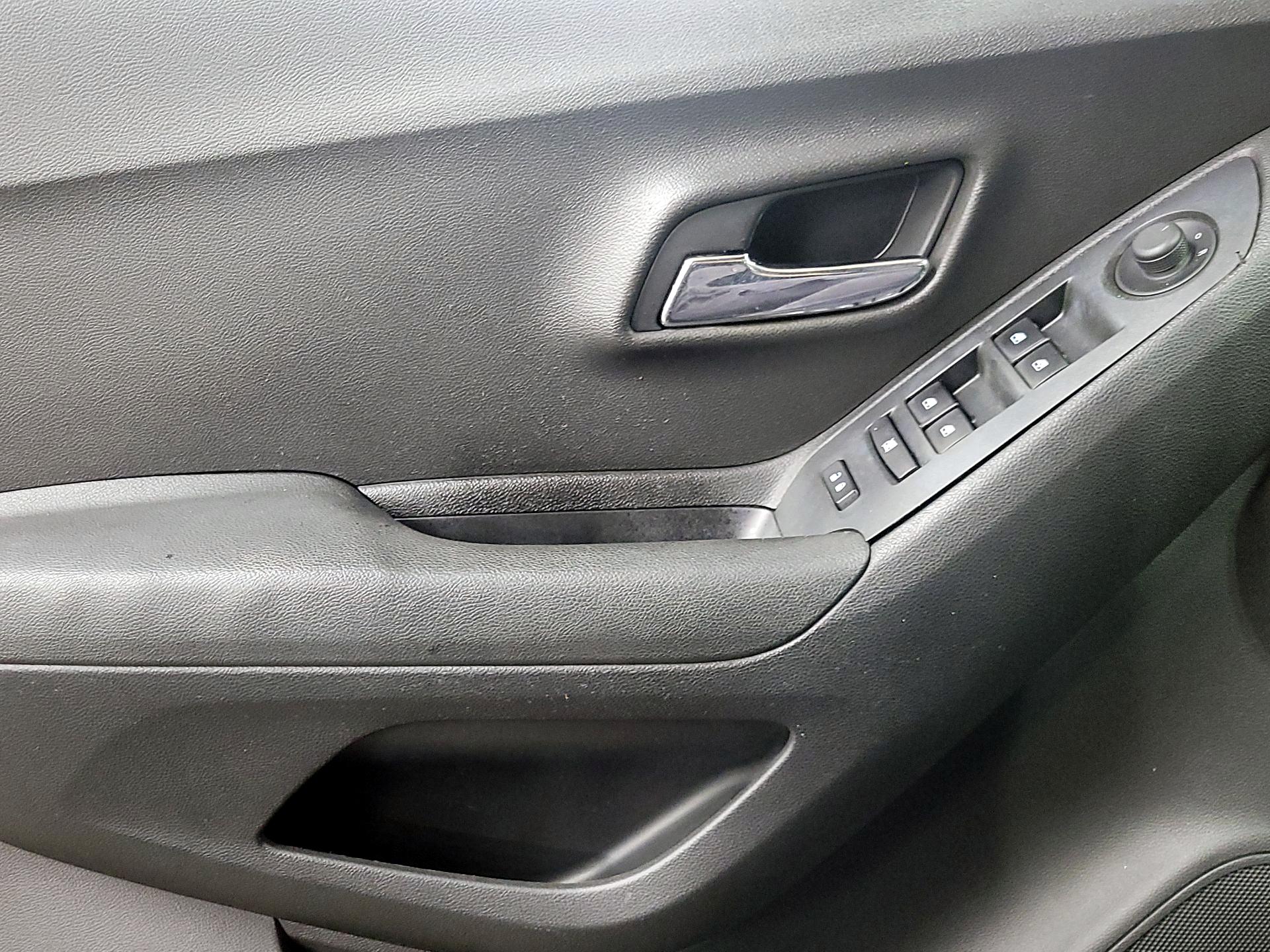 Thumbnail: 2016 Chevrolet Trax - 12