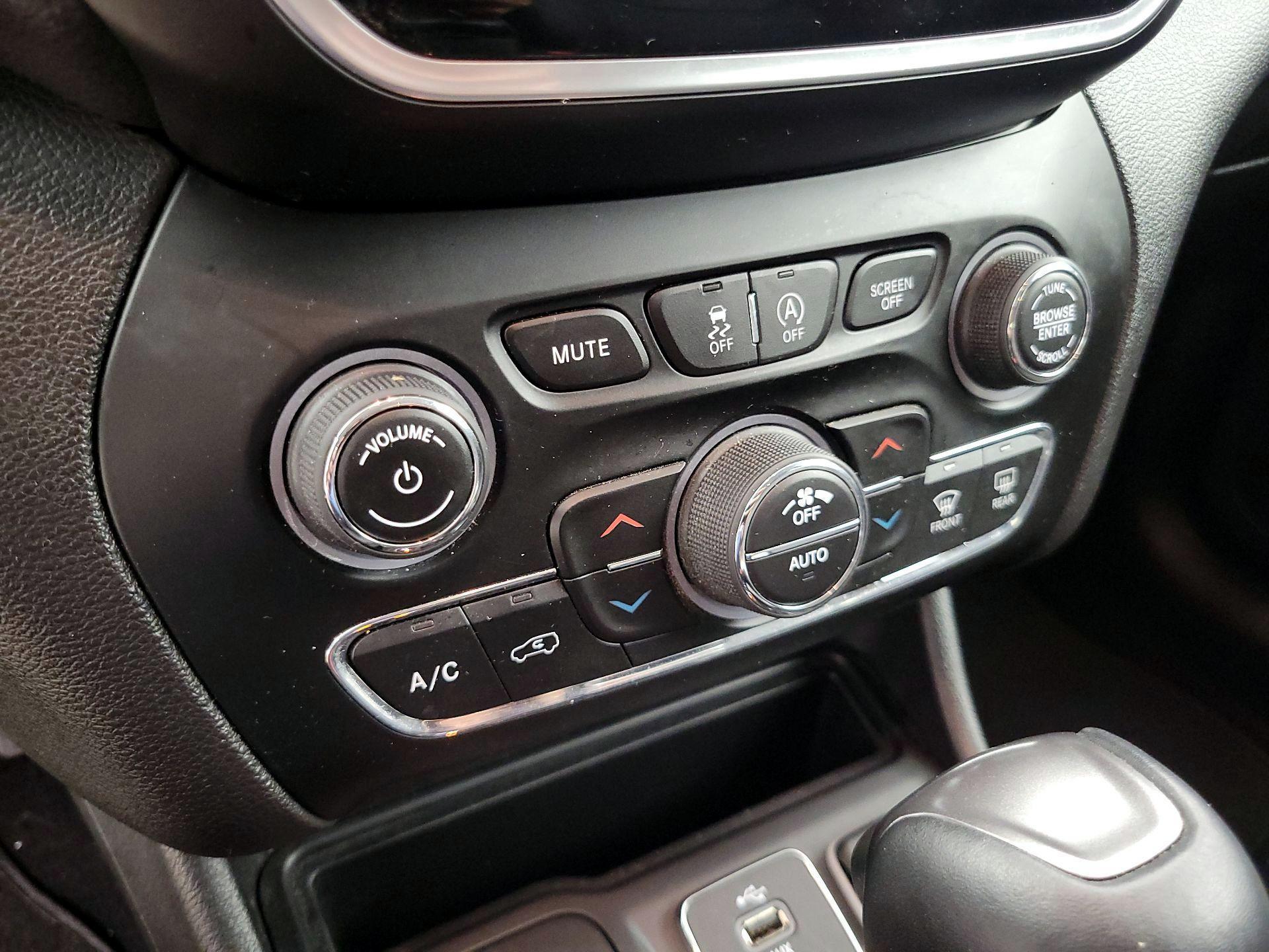 Thumbnail: 2019 Jeep Cherokee - 16