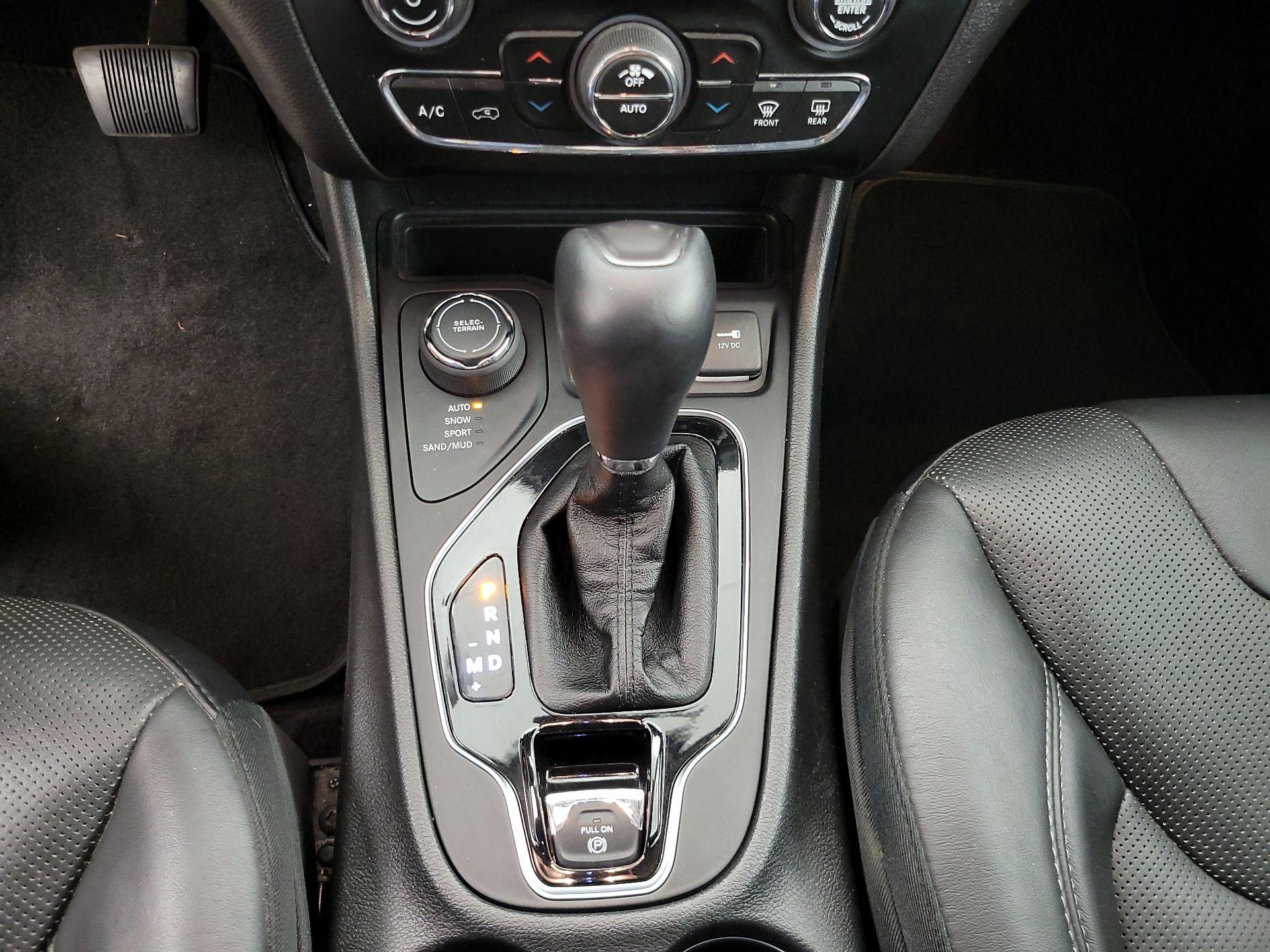 Thumbnail: 2019 Jeep Cherokee - 17