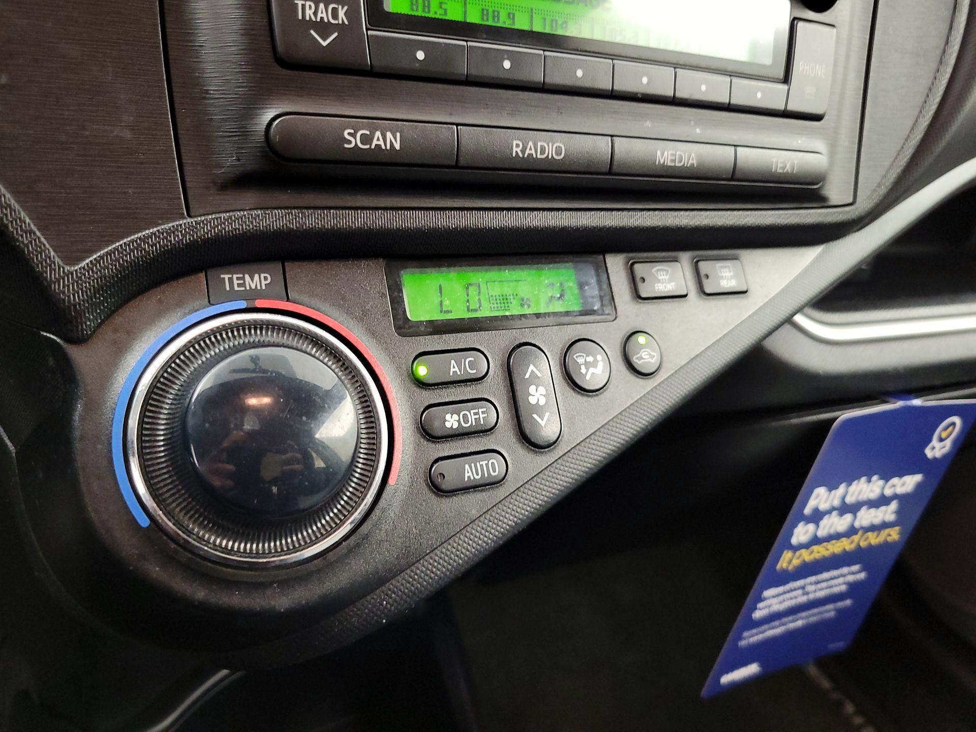 Thumbnail: 2014 Toyota Prius c - 15