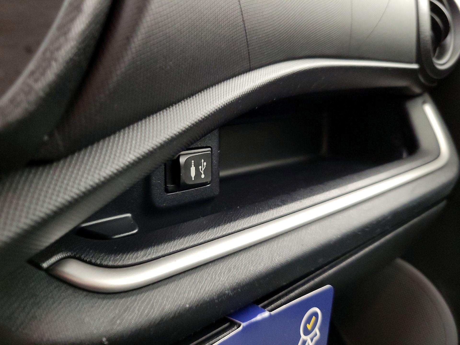 Thumbnail: 2014 Toyota Prius c - 17