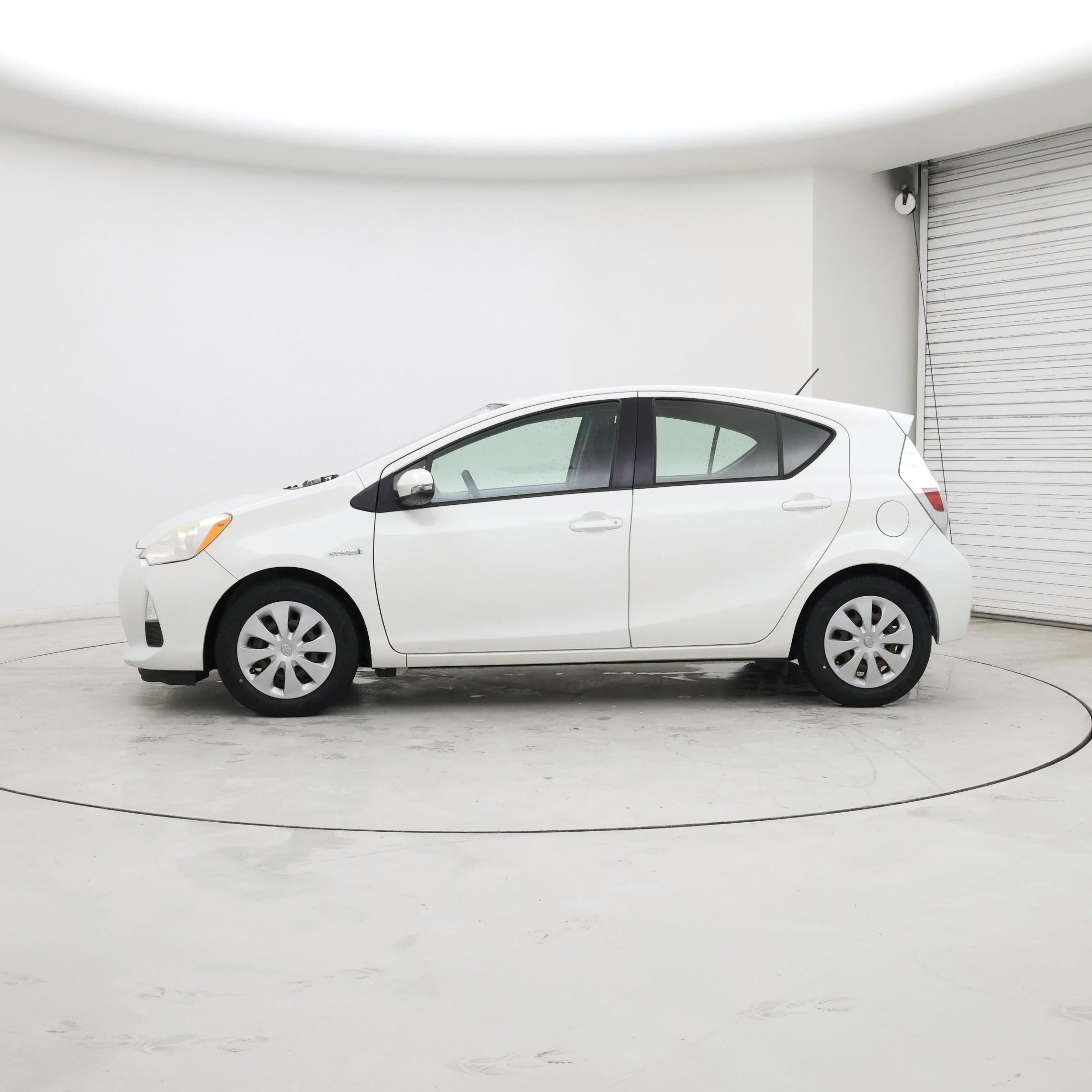 Thumbnail: 2014 Toyota Prius c - 3