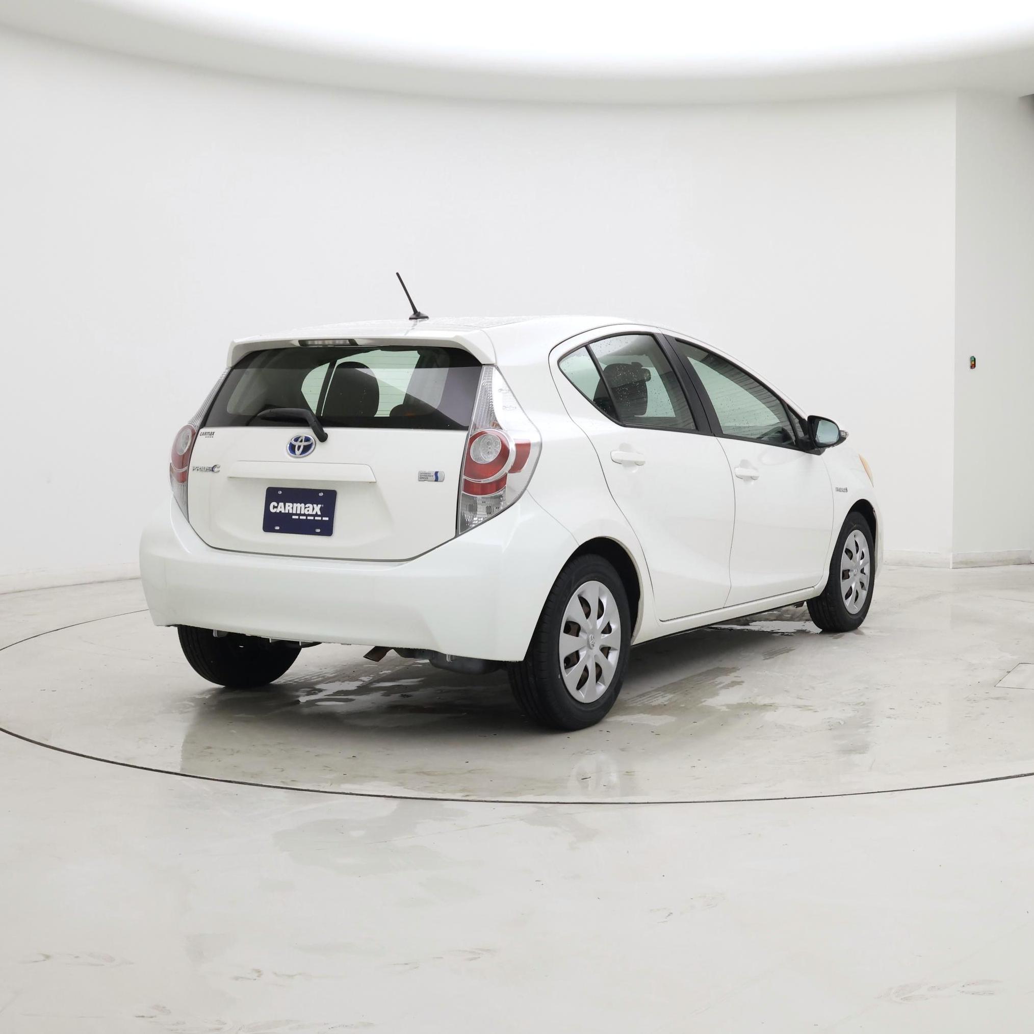 Thumbnail: 2014 Toyota Prius c - 8