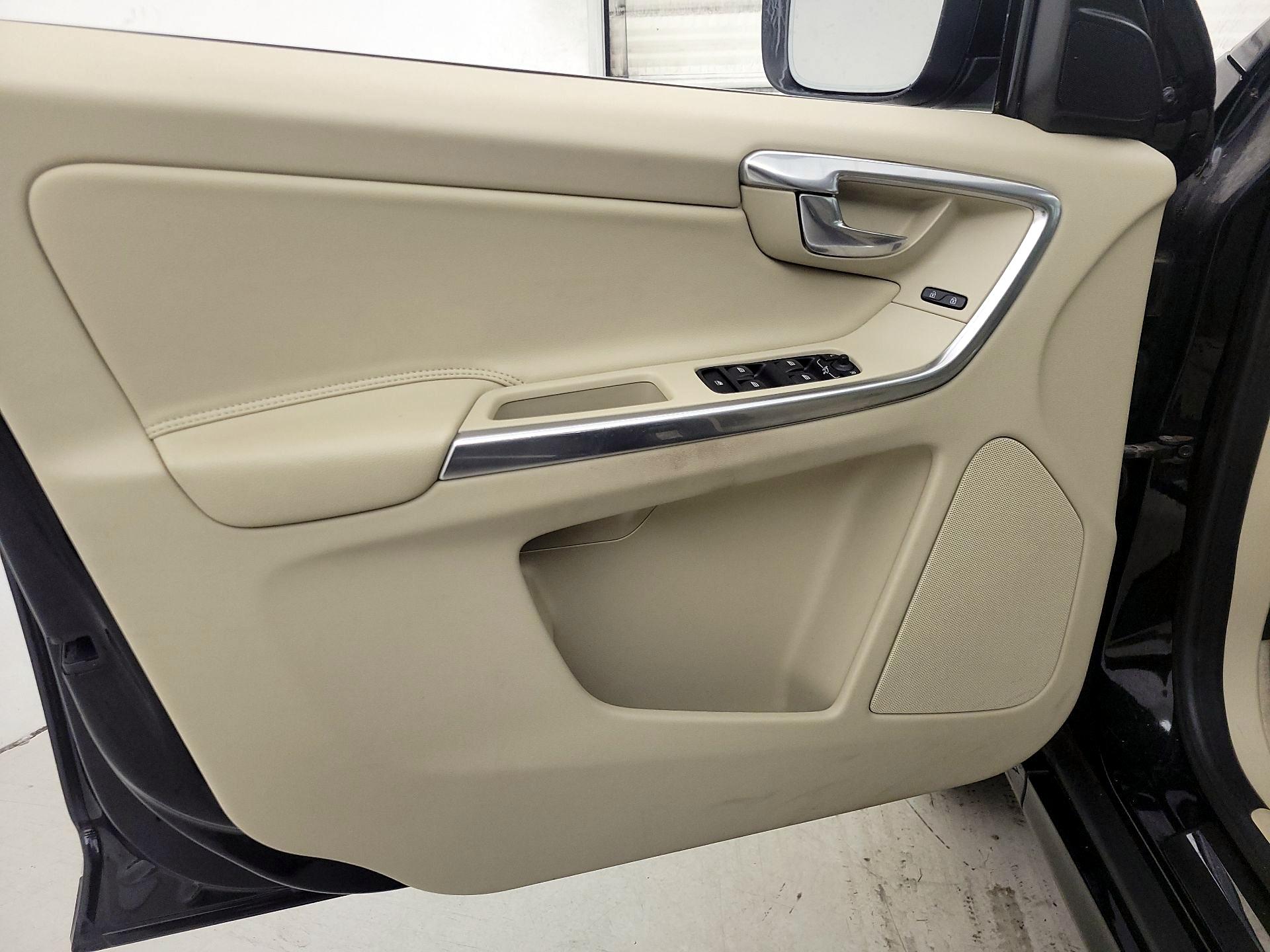 Thumbnail: 2016 Volvo XC60 - 12