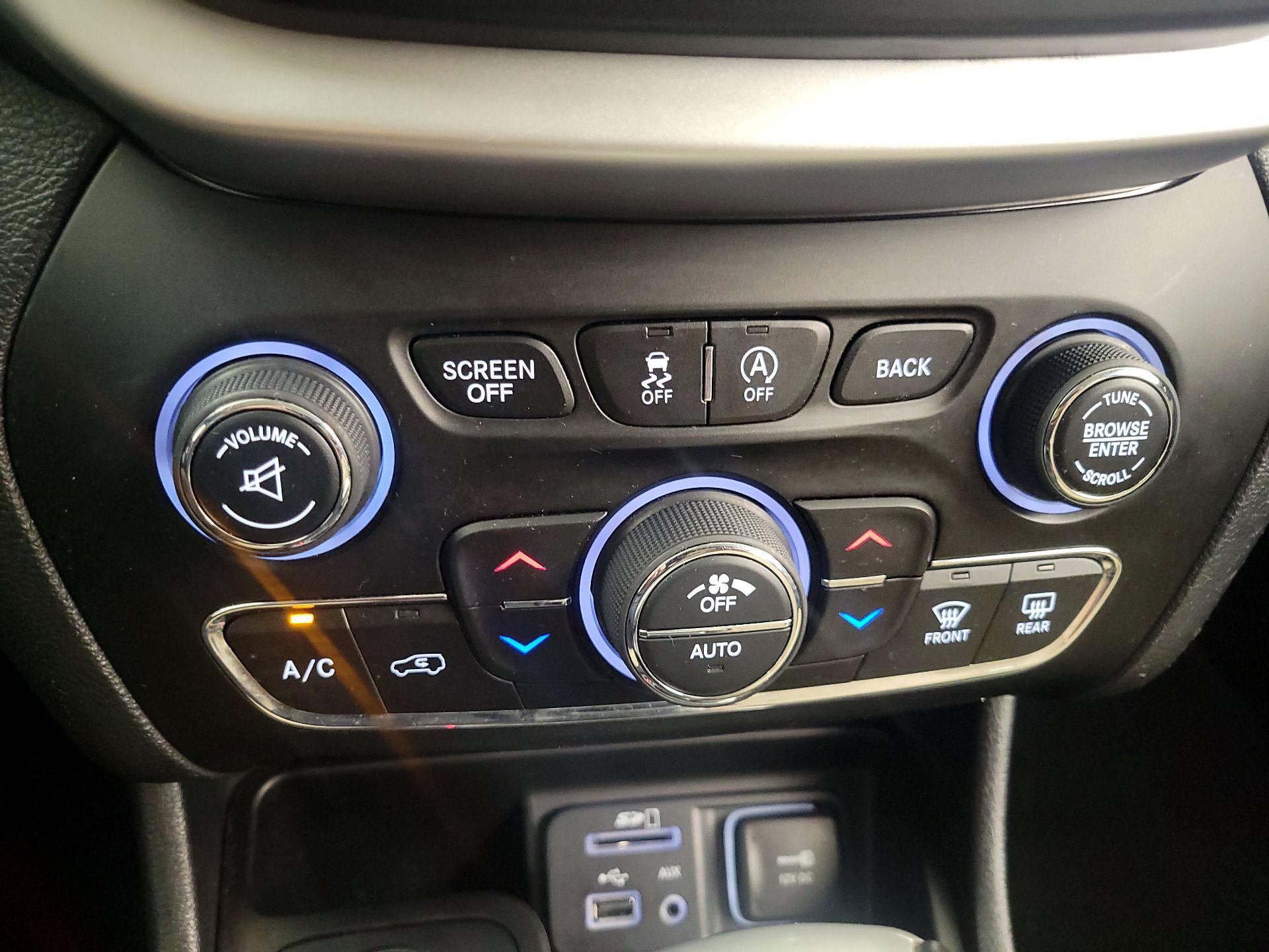 Thumbnail: 2016 Jeep Cherokee - 17