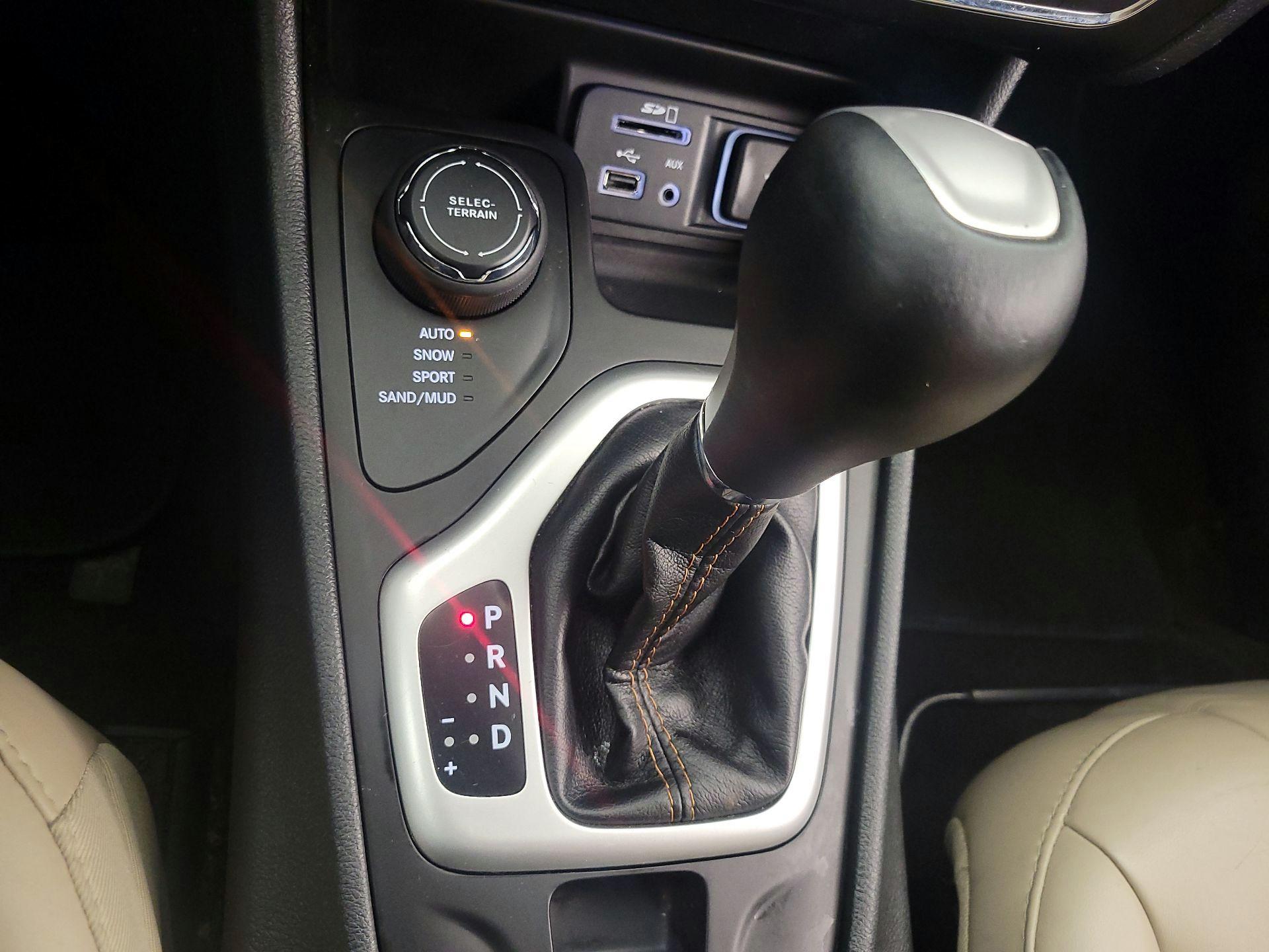Thumbnail: 2016 Jeep Cherokee - 18