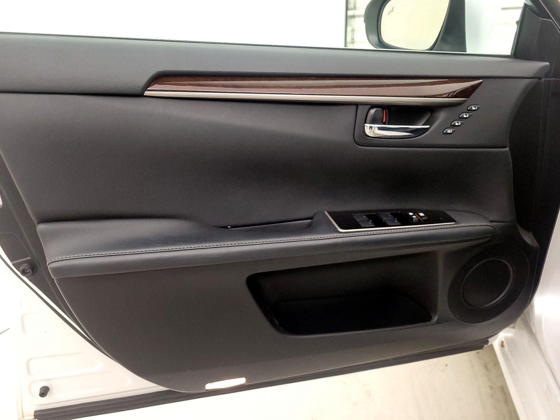 Thumbnail: 2016 Lexus ES - 12