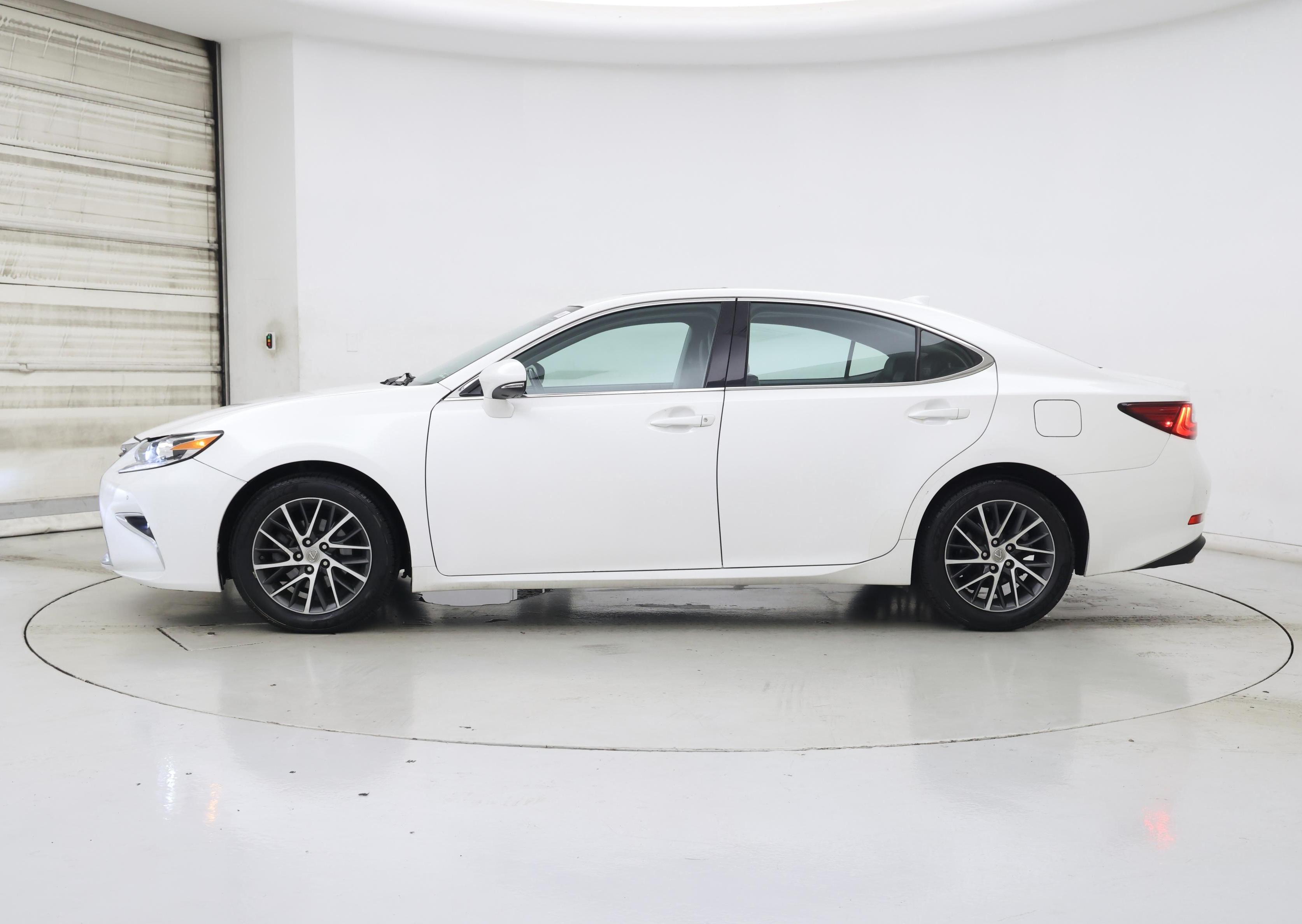 Thumbnail: 2016 Lexus ES - 3