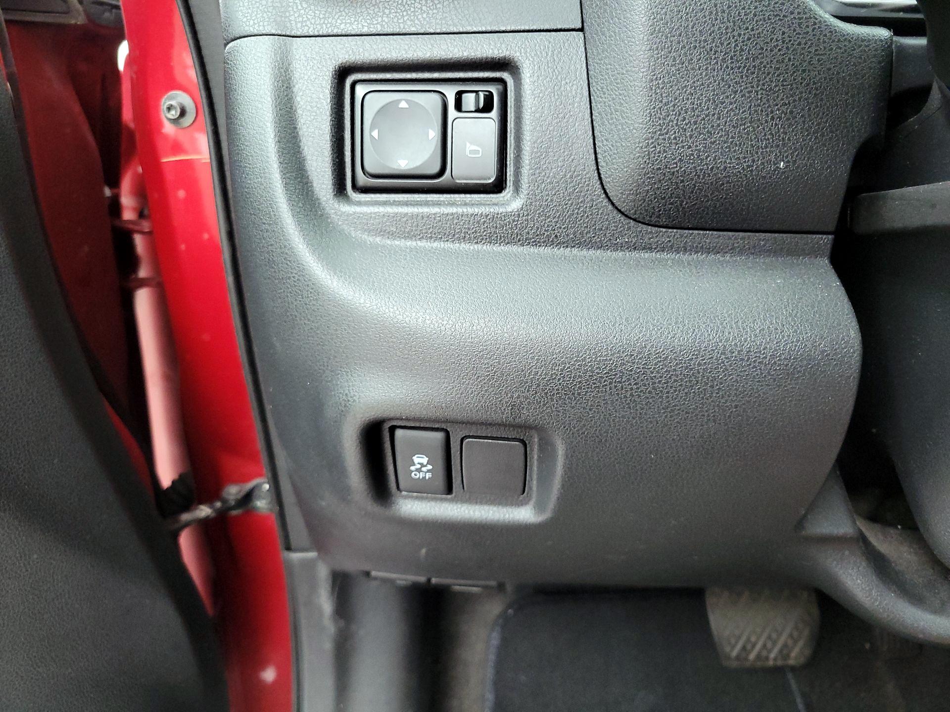 Thumbnail: 2014 Nissan Versa Note - 13