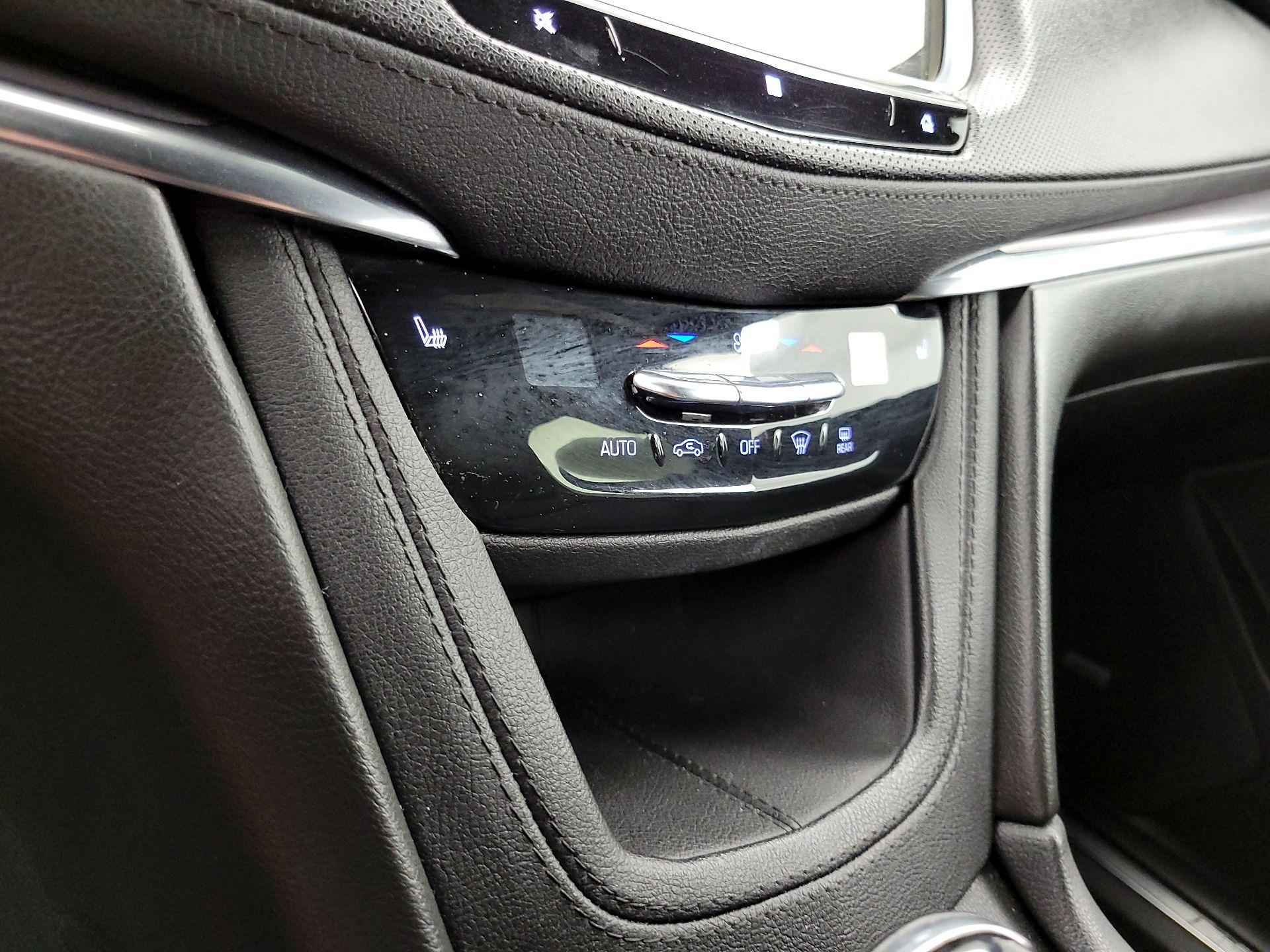 Thumbnail: 2021 Cadillac XT5 - 16