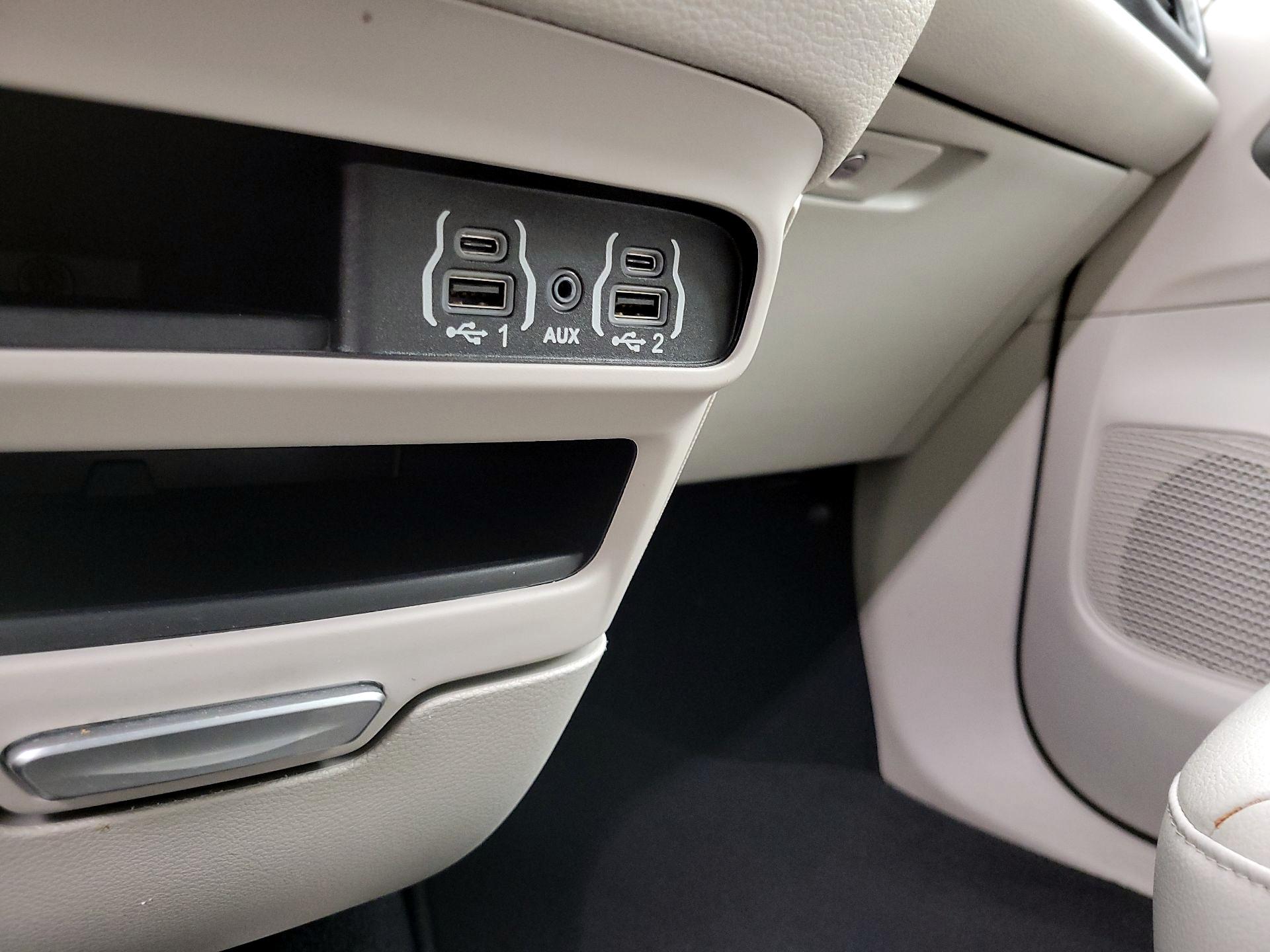 Thumbnail: 2021 Chrysler Pacifica - 19