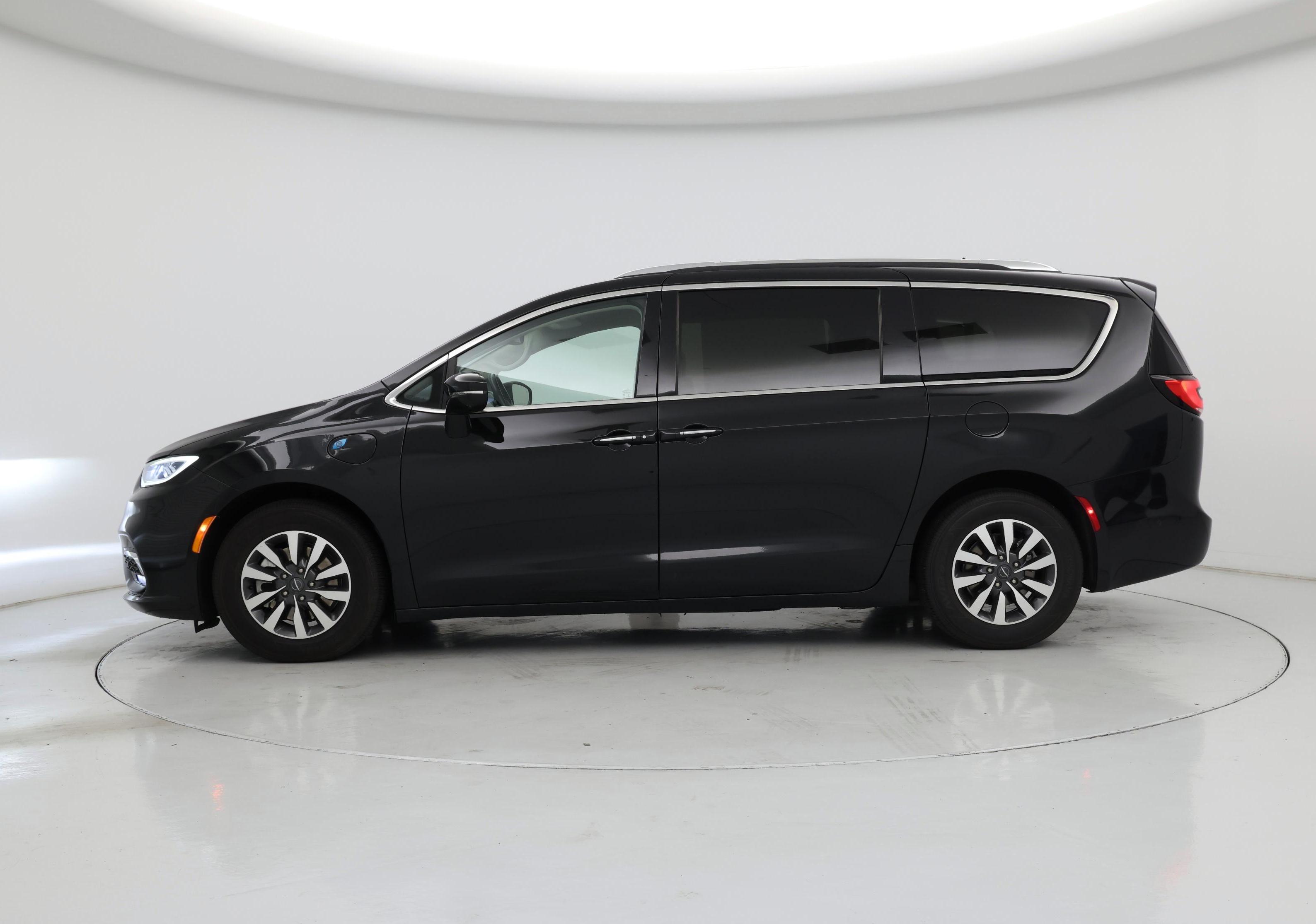 Thumbnail: 2021 Chrysler Pacifica - 3
