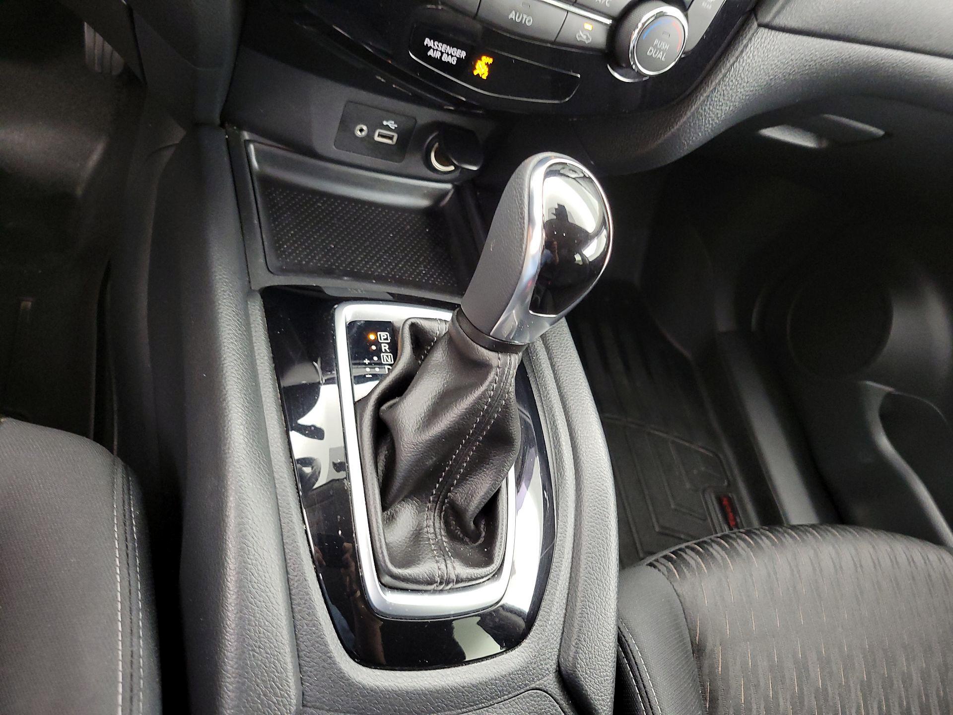 Thumbnail: 2019 Nissan Rogue - 17