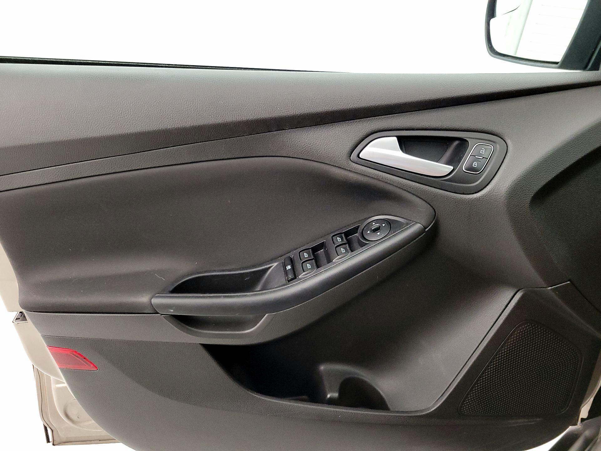 Thumbnail: 2016 Ford Focus - 12