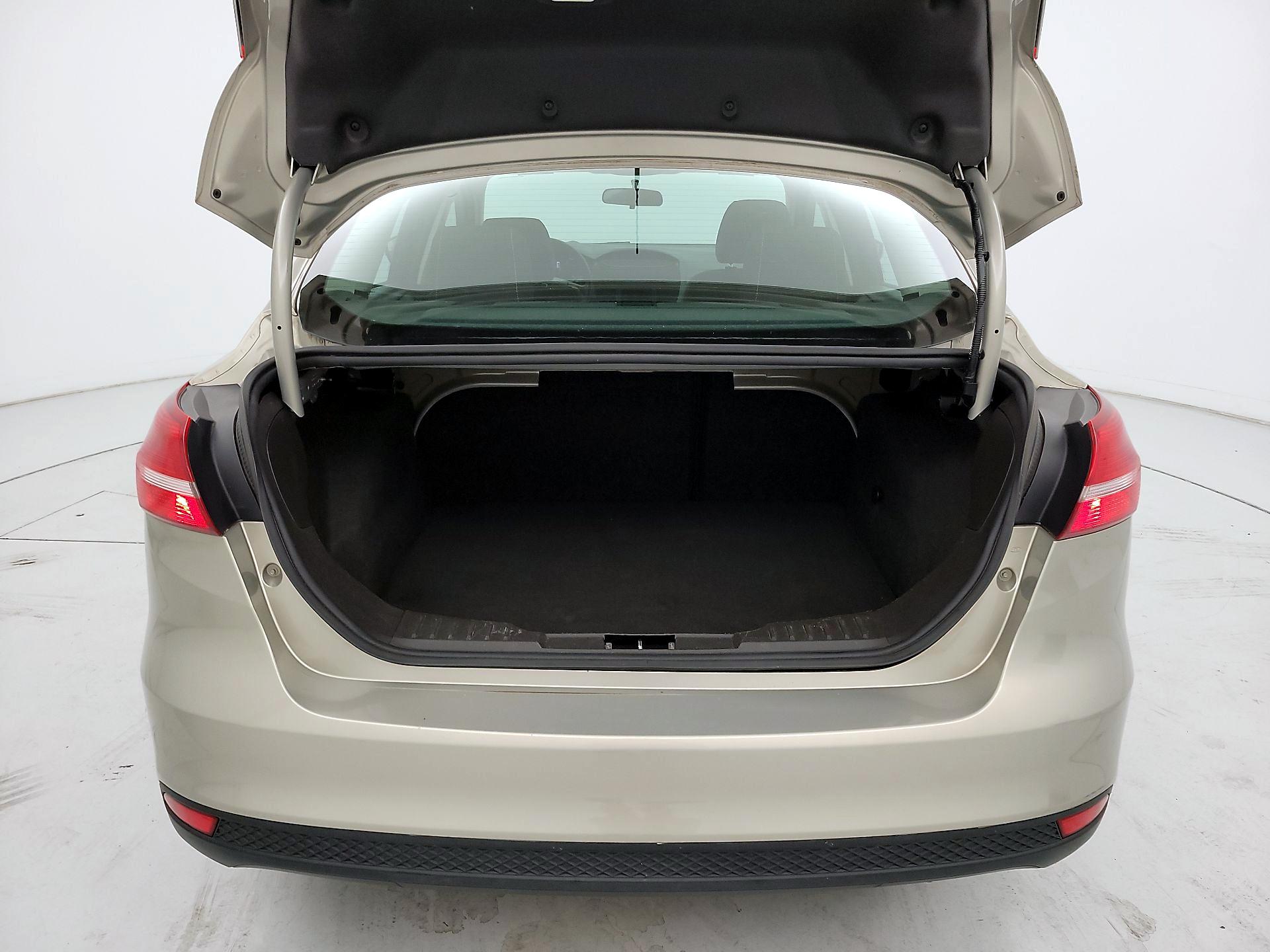 Thumbnail: 2016 Ford Focus - 20