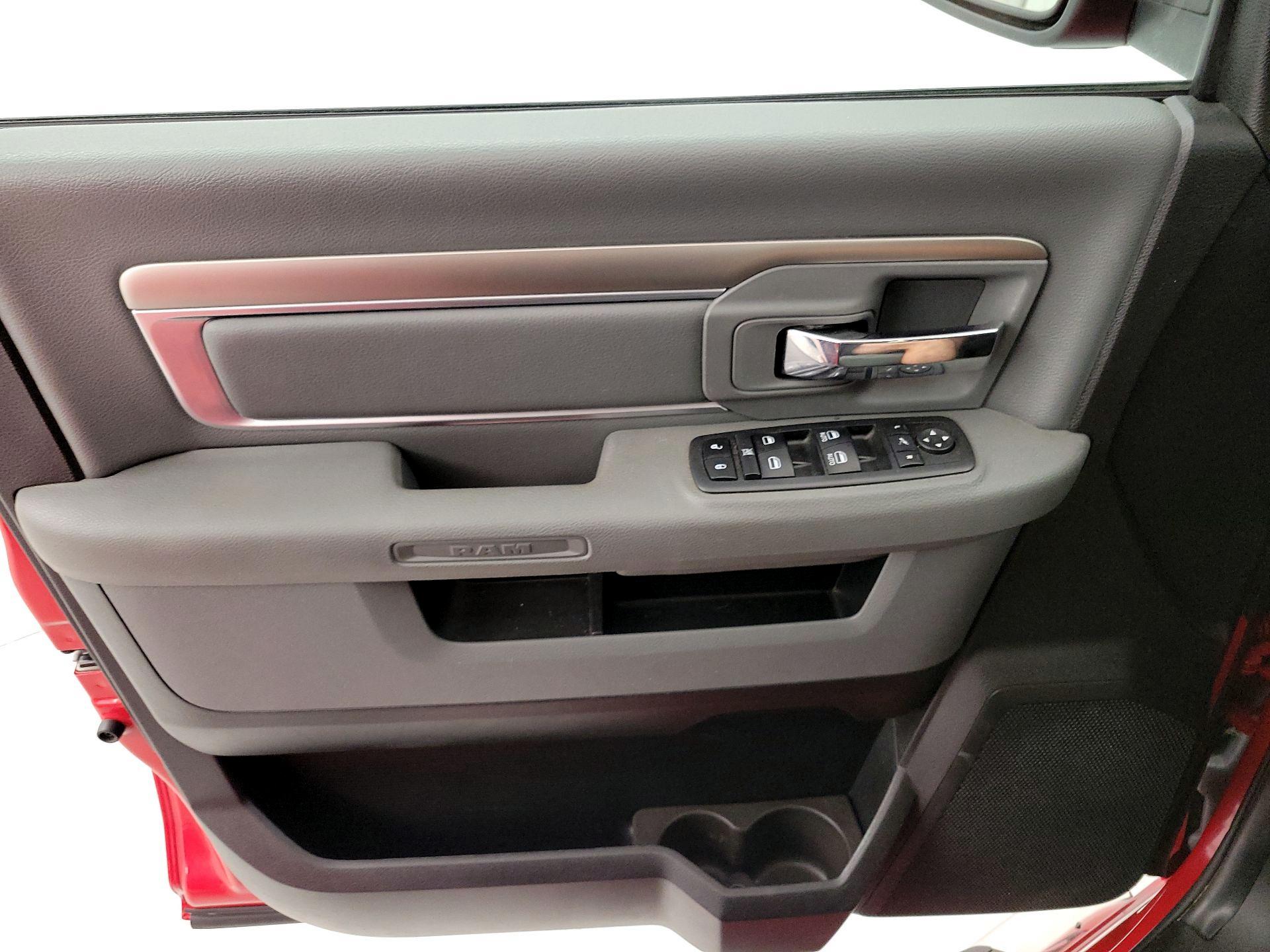 Thumbnail: 2019 RAM 1500 Classic - 12