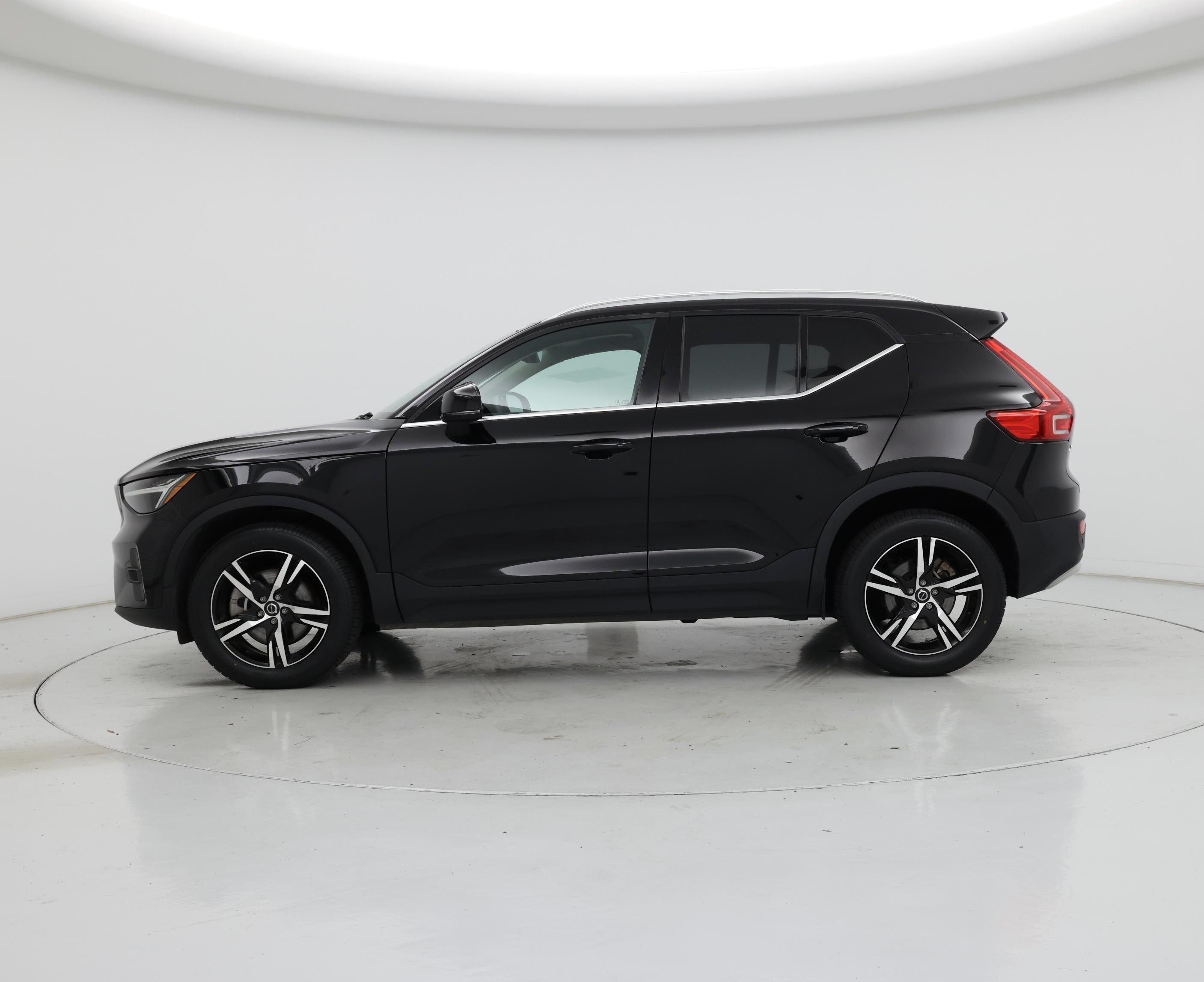 Thumbnail: 2023 Volvo XC40 - 3