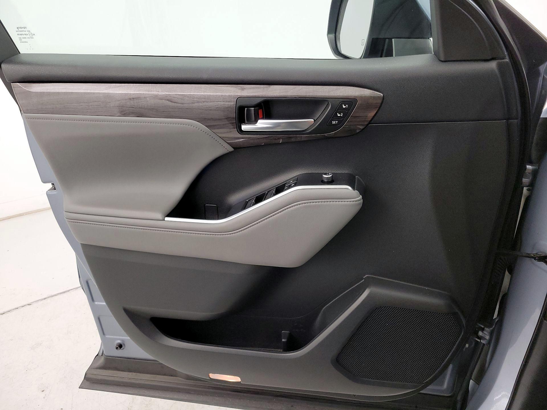 Thumbnail: 2021 Toyota Highlander - 12