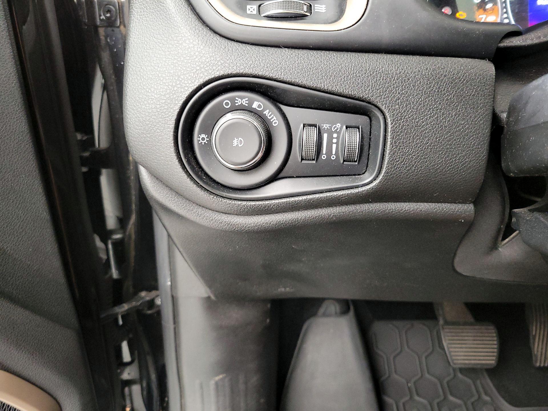 Thumbnail: 2016 Jeep Renegade - 13