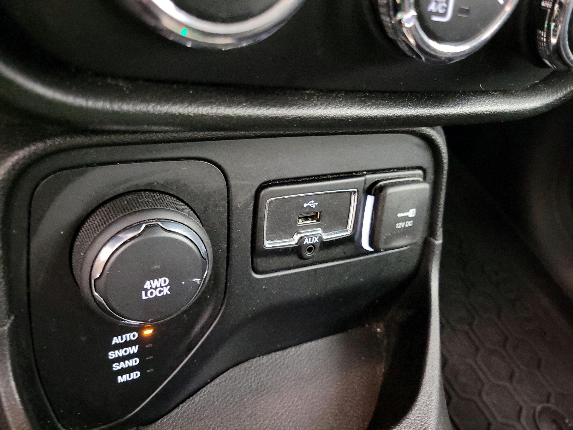 Thumbnail: 2016 Jeep Renegade - 18
