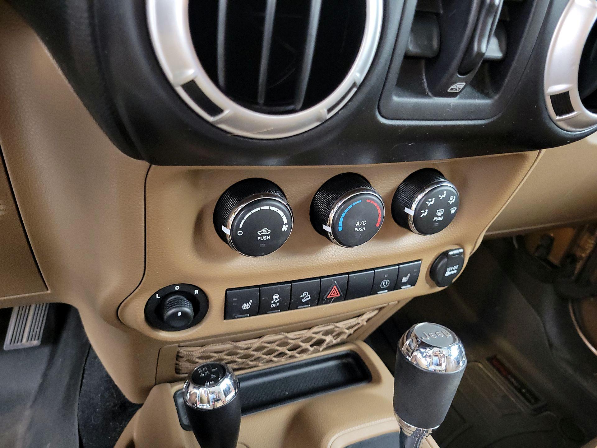 Thumbnail: 2015 Jeep Wrangler - 14