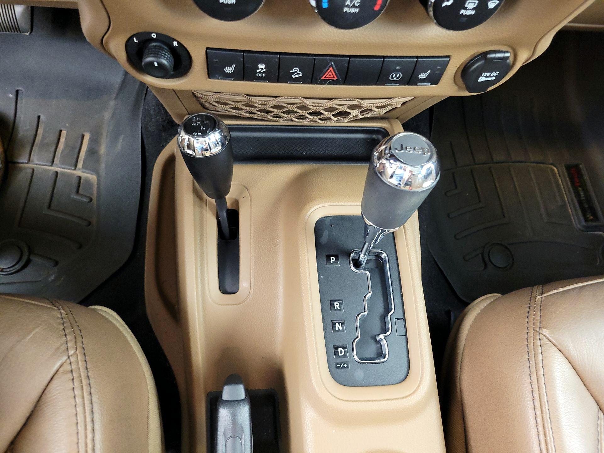 Thumbnail: 2015 Jeep Wrangler - 15