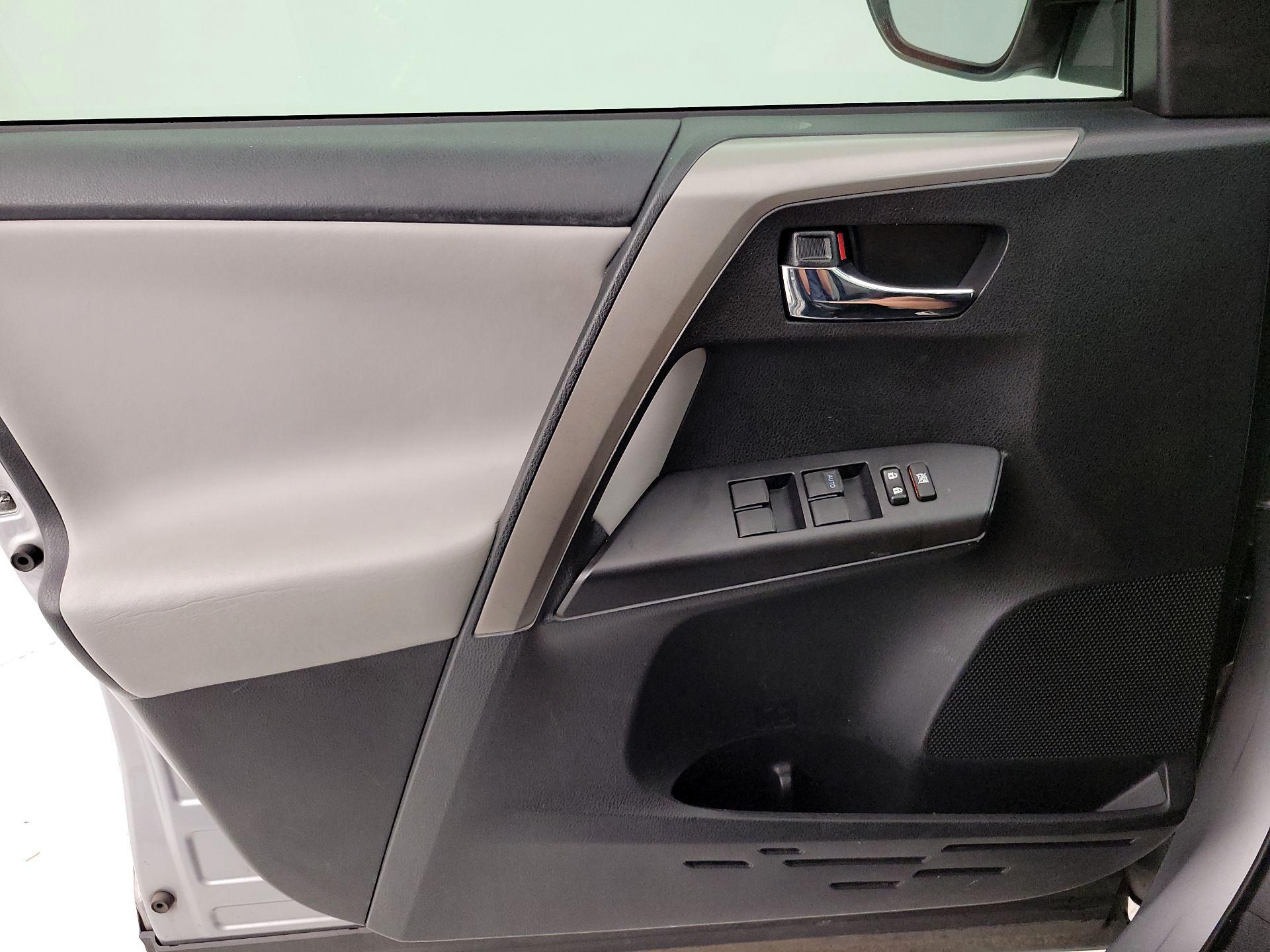 Thumbnail: 2018 Toyota RAV4 - 12