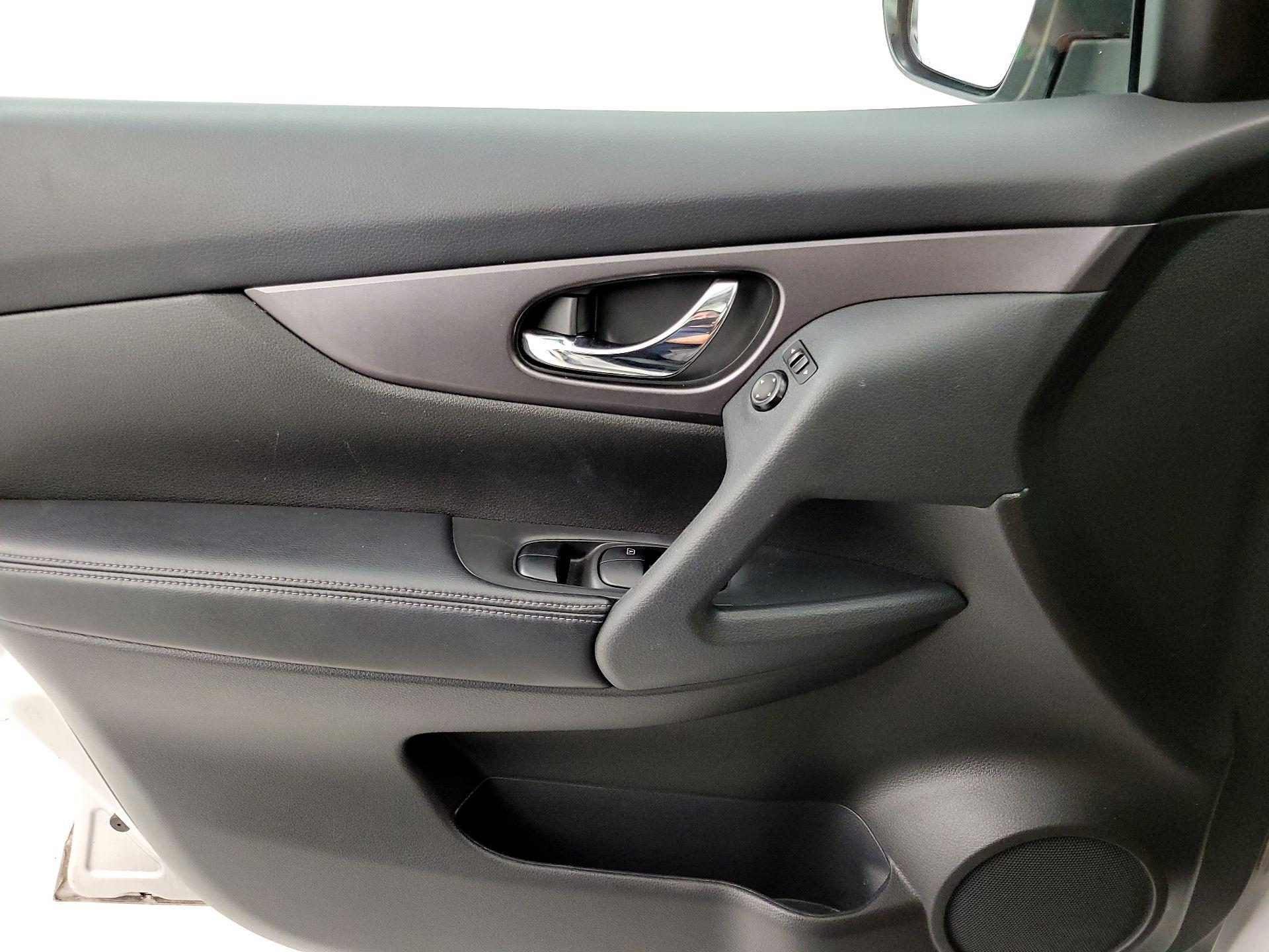 Thumbnail: 2016 Nissan Rogue - 12