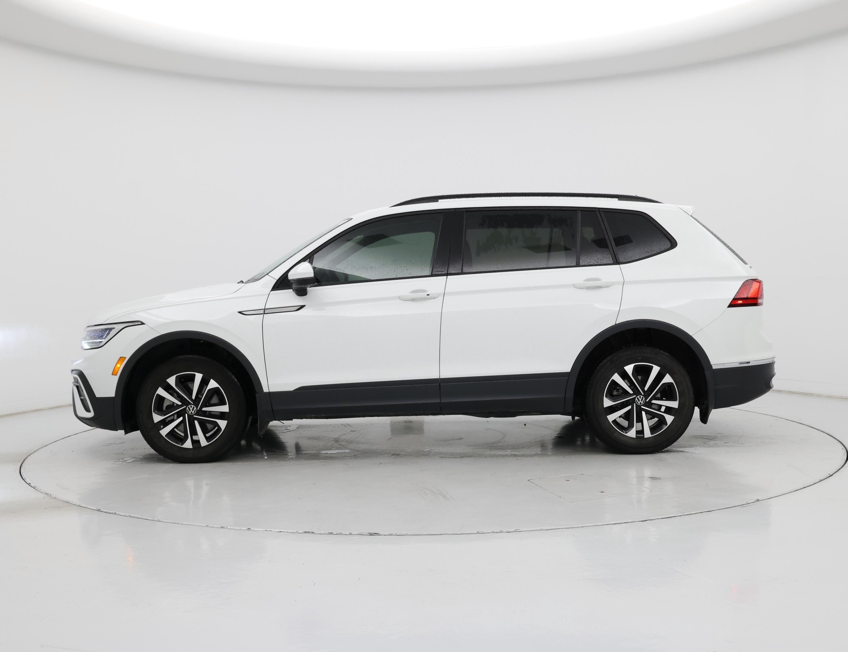 Thumbnail: 2022 Volkswagen Tiguan - 3
