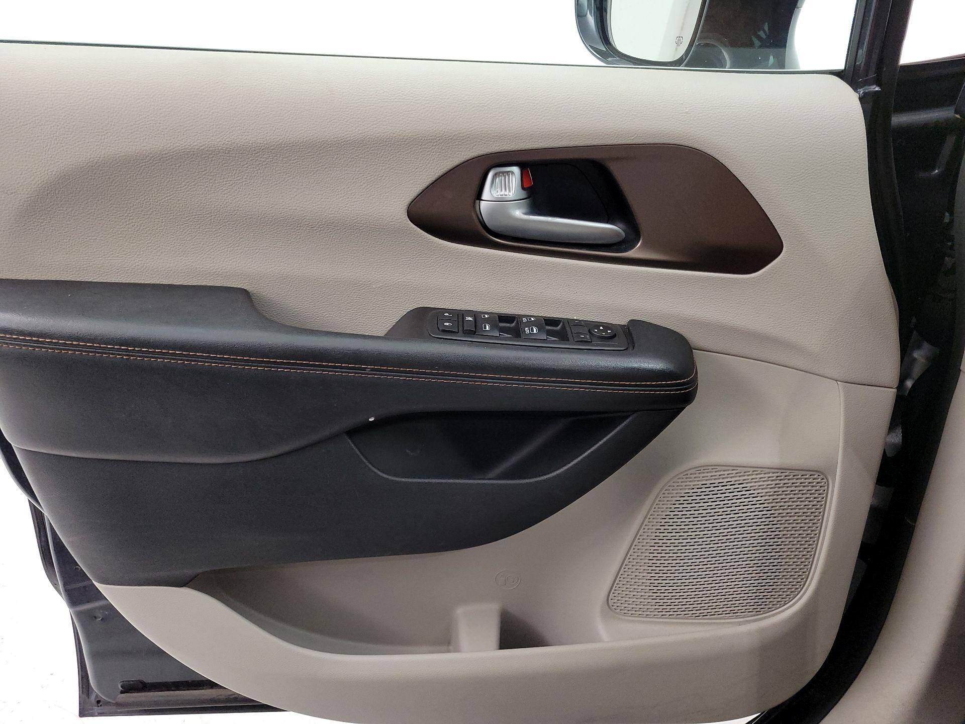 Thumbnail: 2019 Chrysler Pacifica - 12