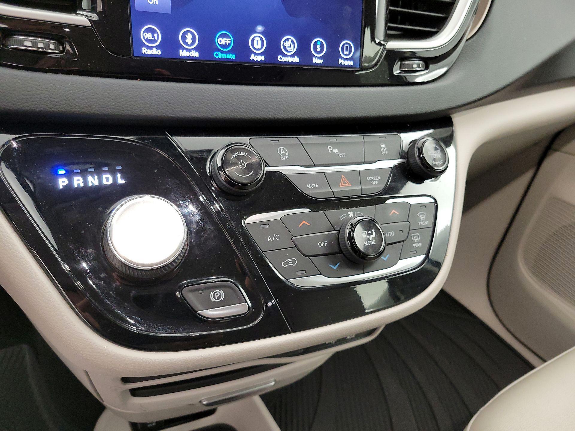 Thumbnail: 2019 Chrysler Pacifica - 17