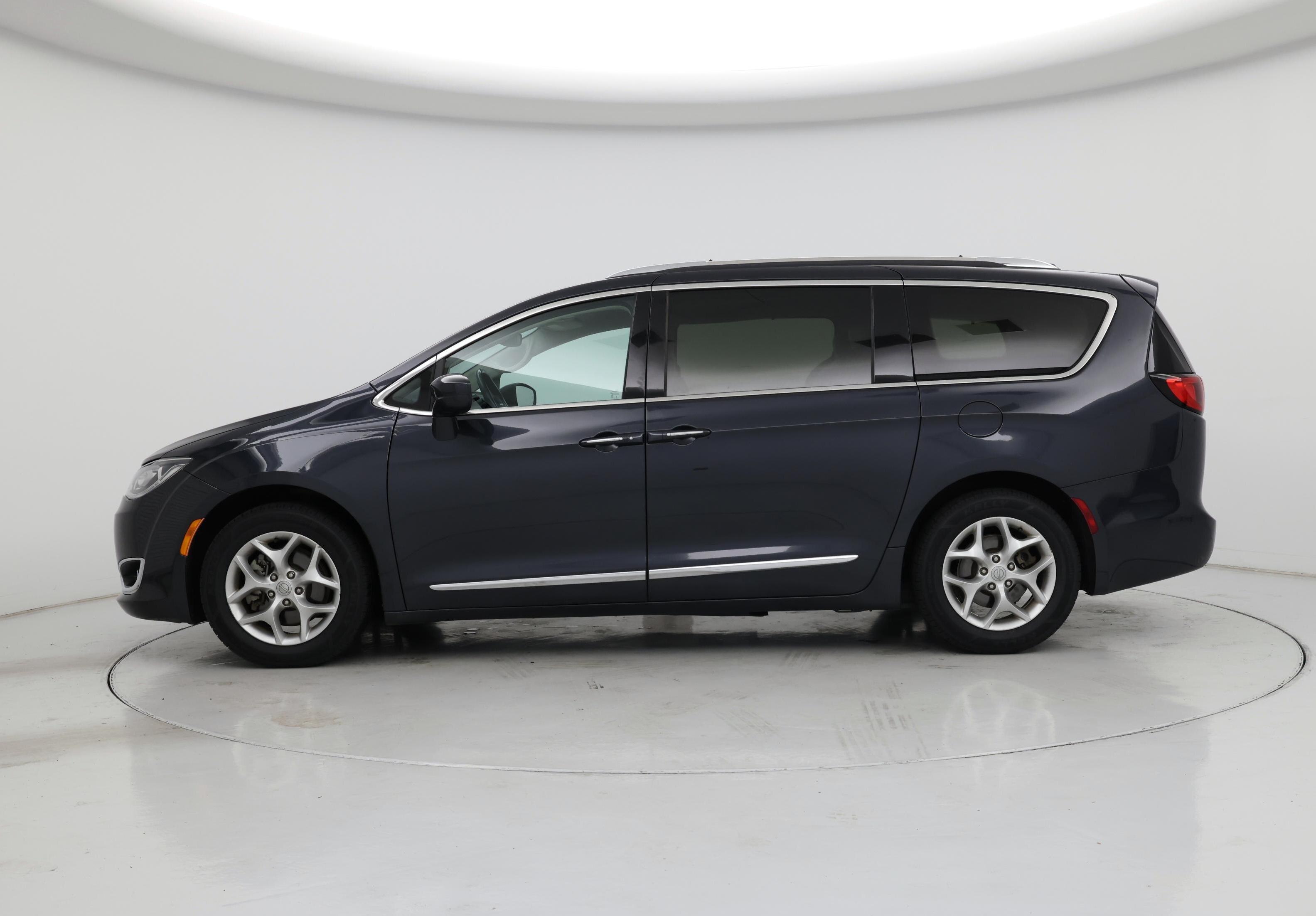Thumbnail: 2019 Chrysler Pacifica - 3