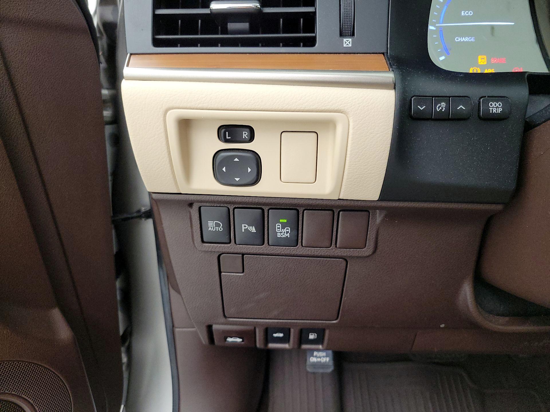 Thumbnail: 2018 Lexus ES - 13