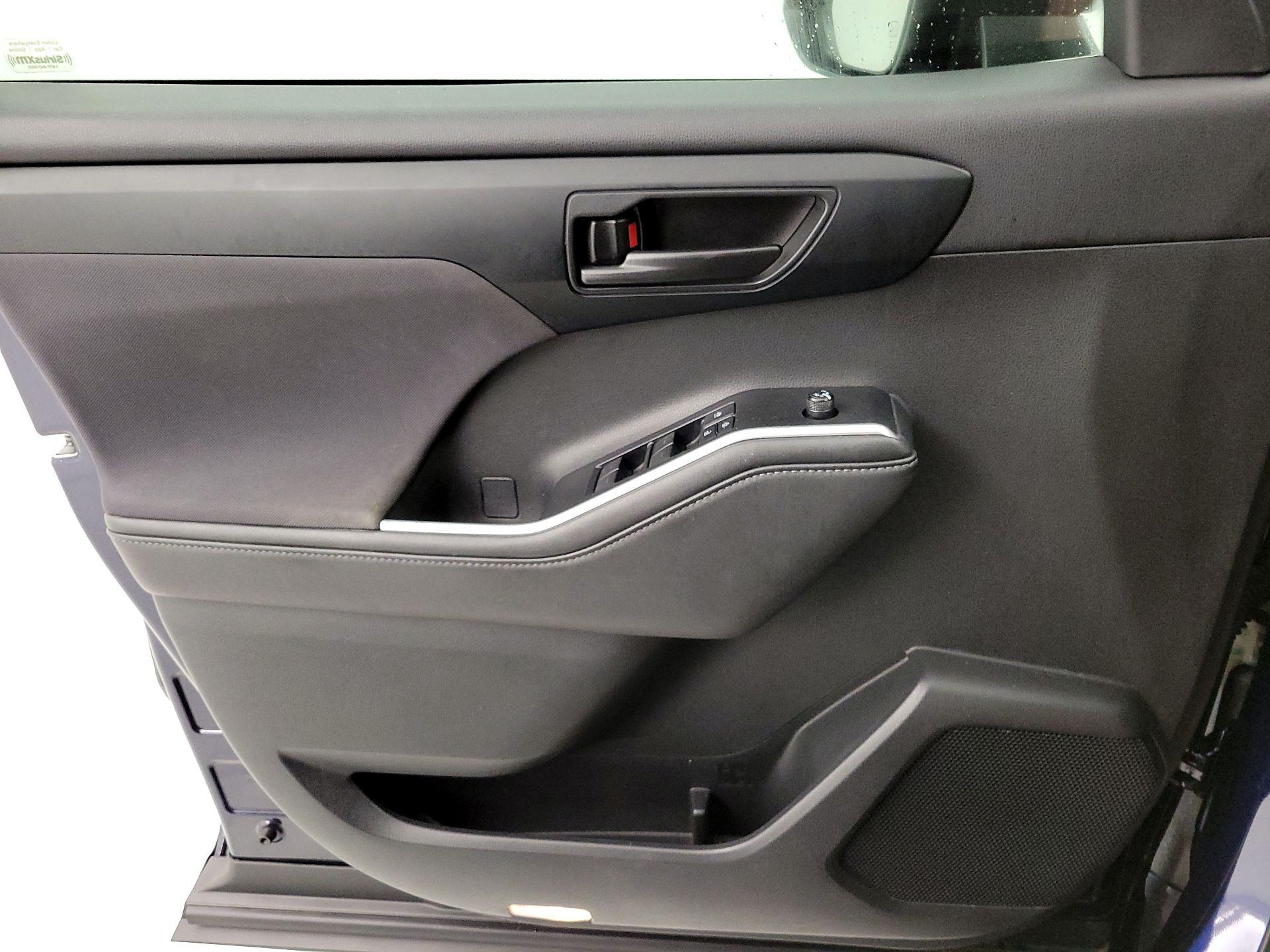 Thumbnail: 2020 Toyota Highlander - 12