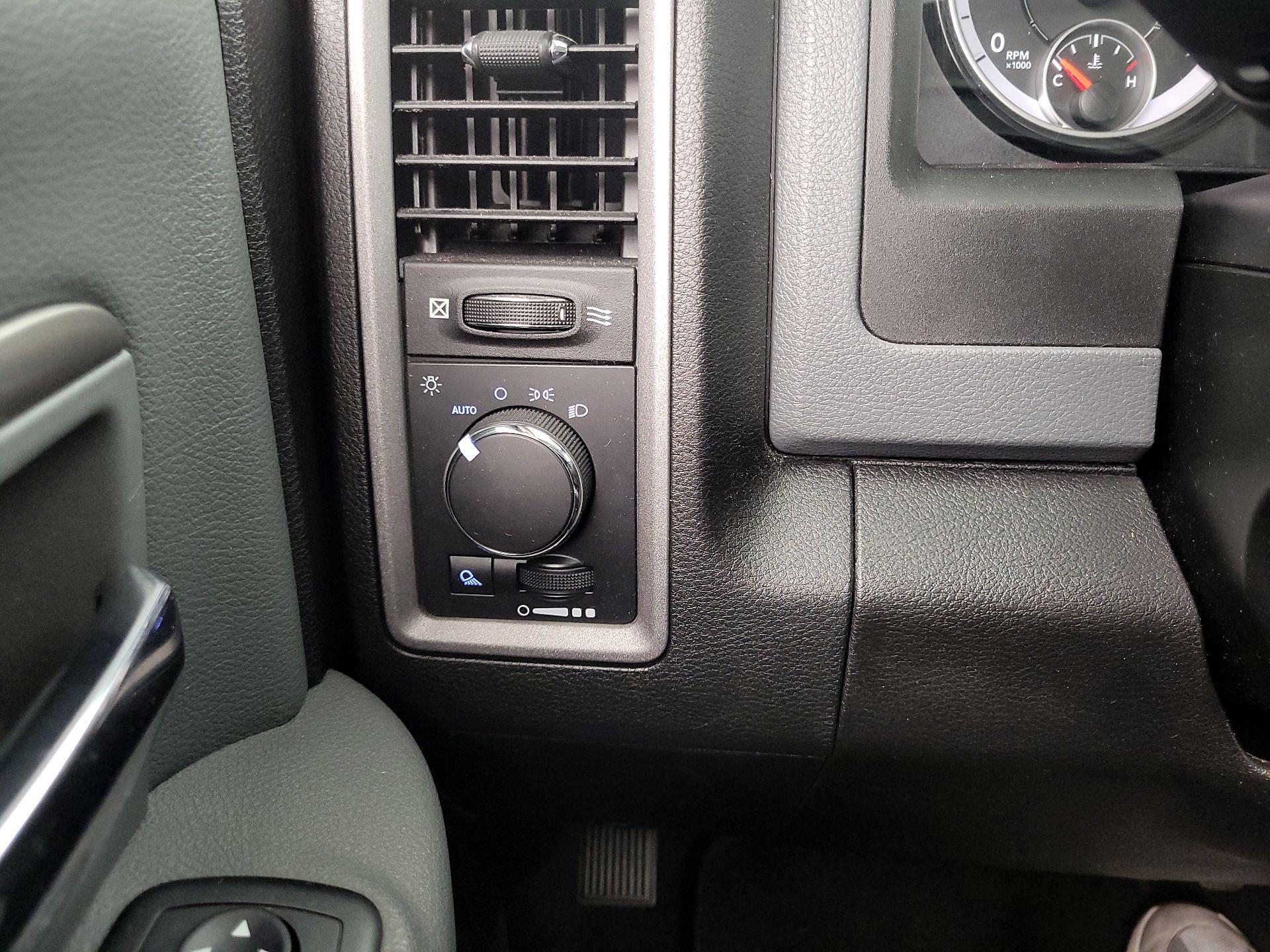 Thumbnail: 2019 RAM 1500 Classic - 13