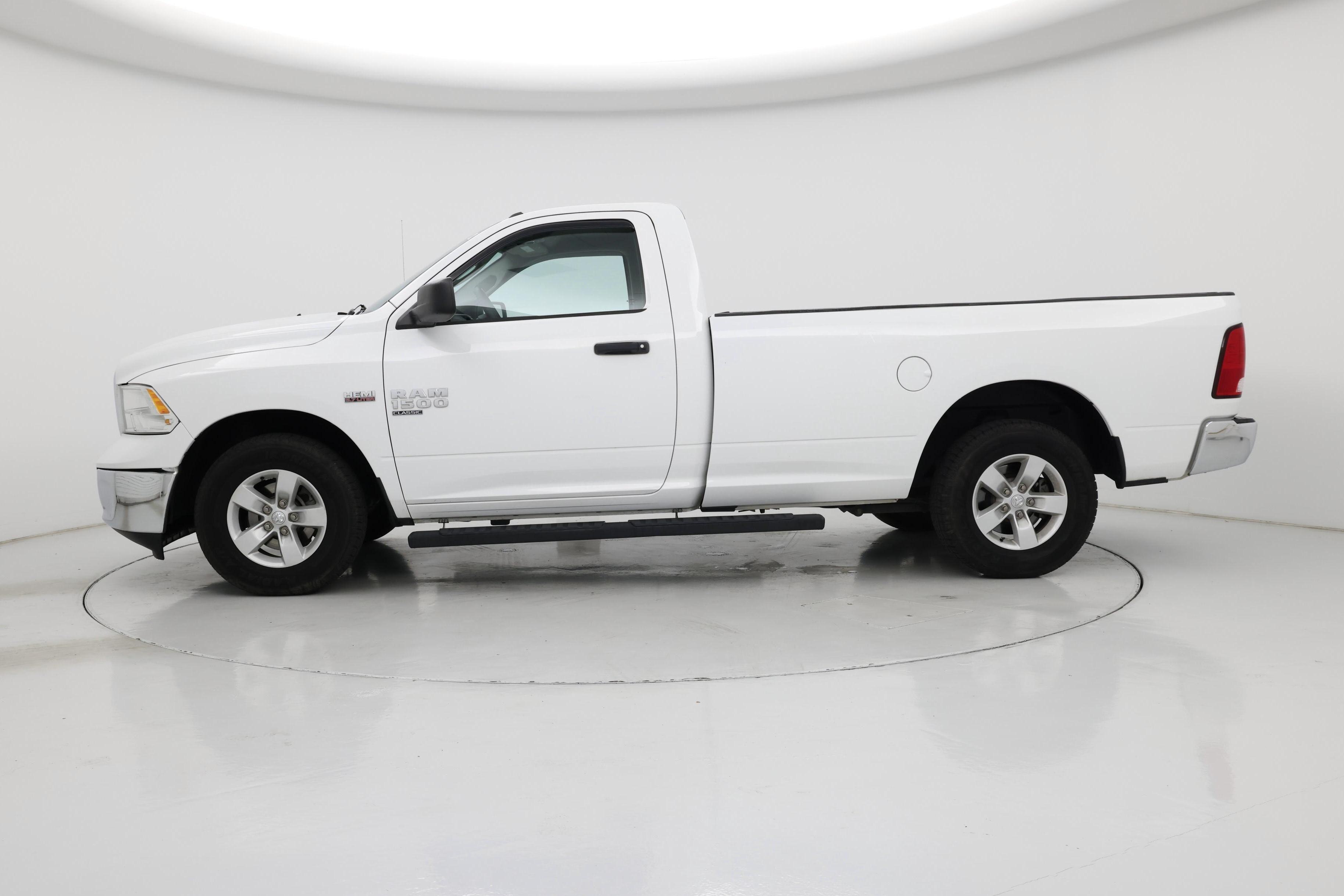 Thumbnail: 2019 RAM 1500 Classic - 3