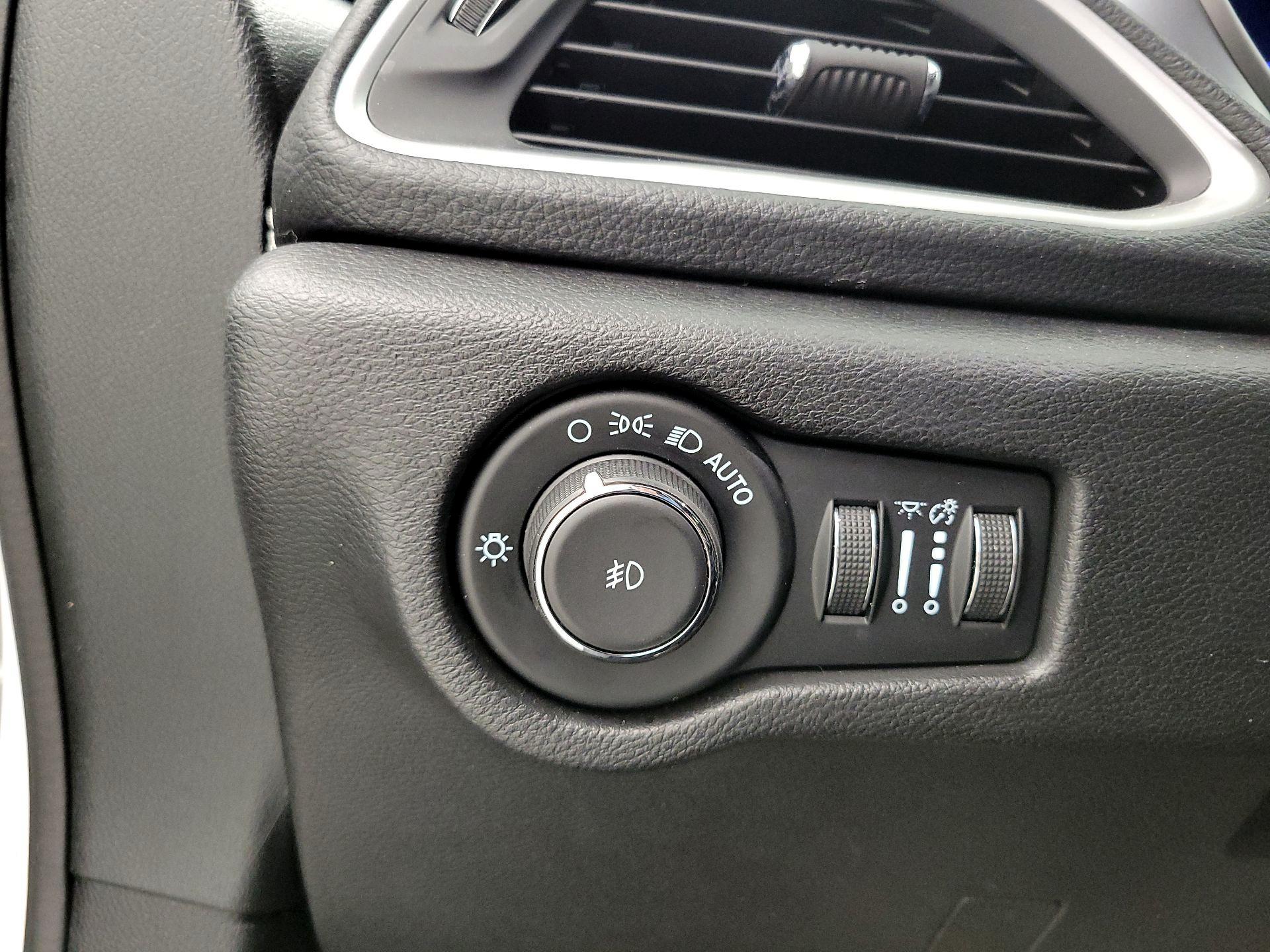 Thumbnail: 2021 Chrysler Pacifica - 13