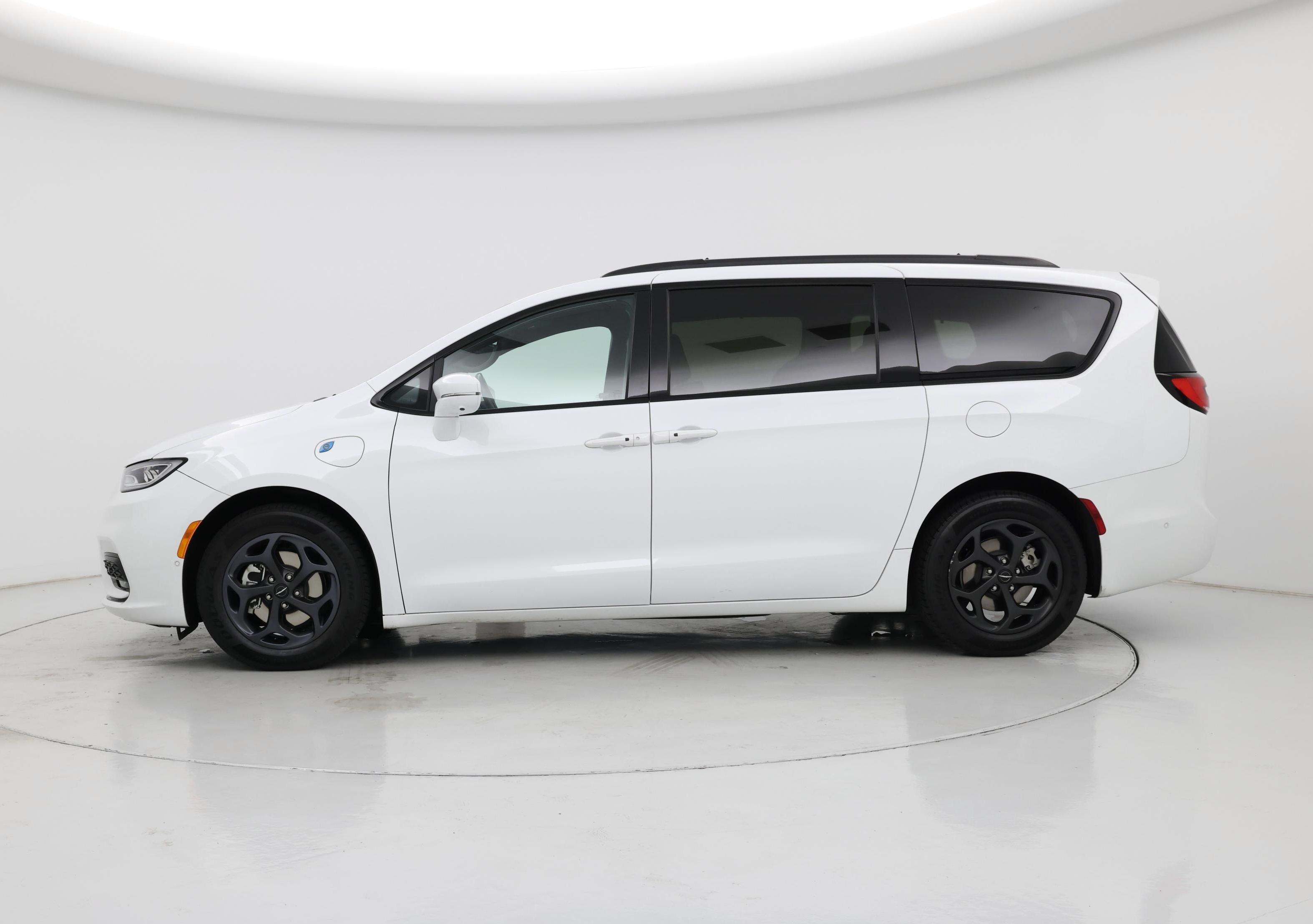 Thumbnail: 2021 Chrysler Pacifica - 3